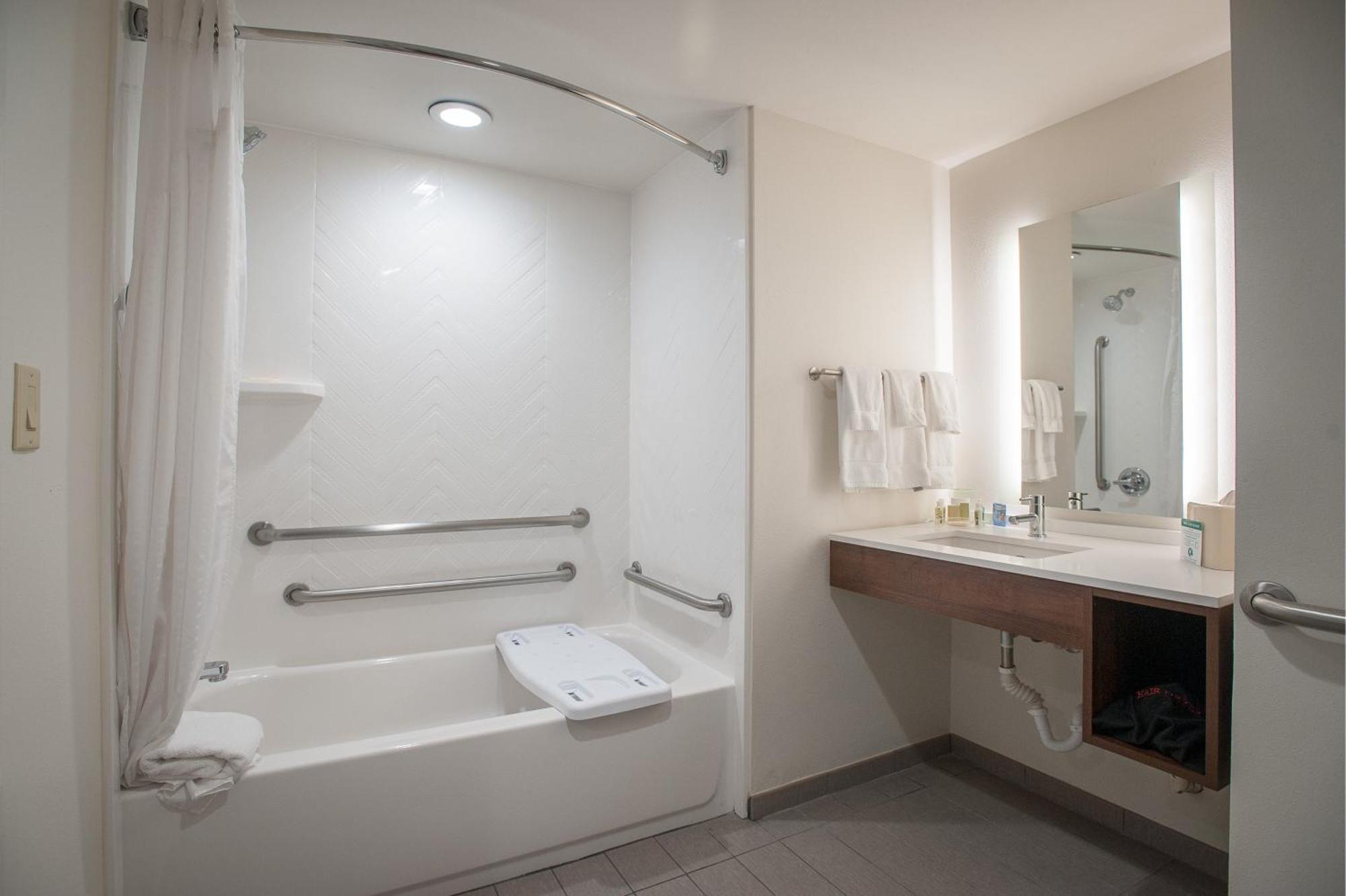 Standard King Room Mobility Accessible Tub