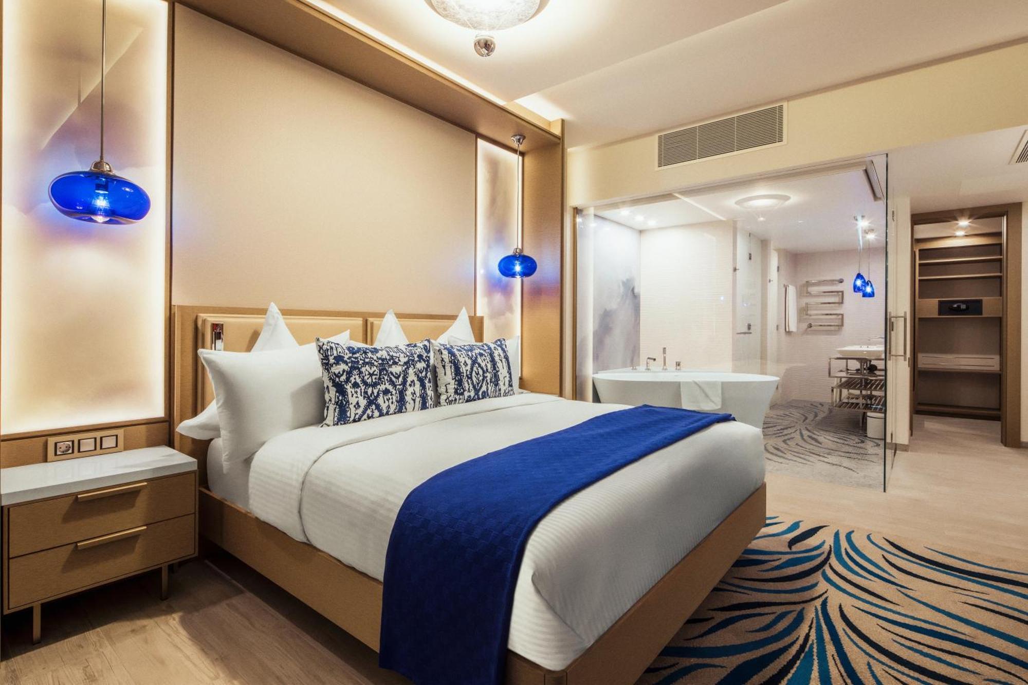 Deluxe Room Guest room 1 King Partial sea view Balcony