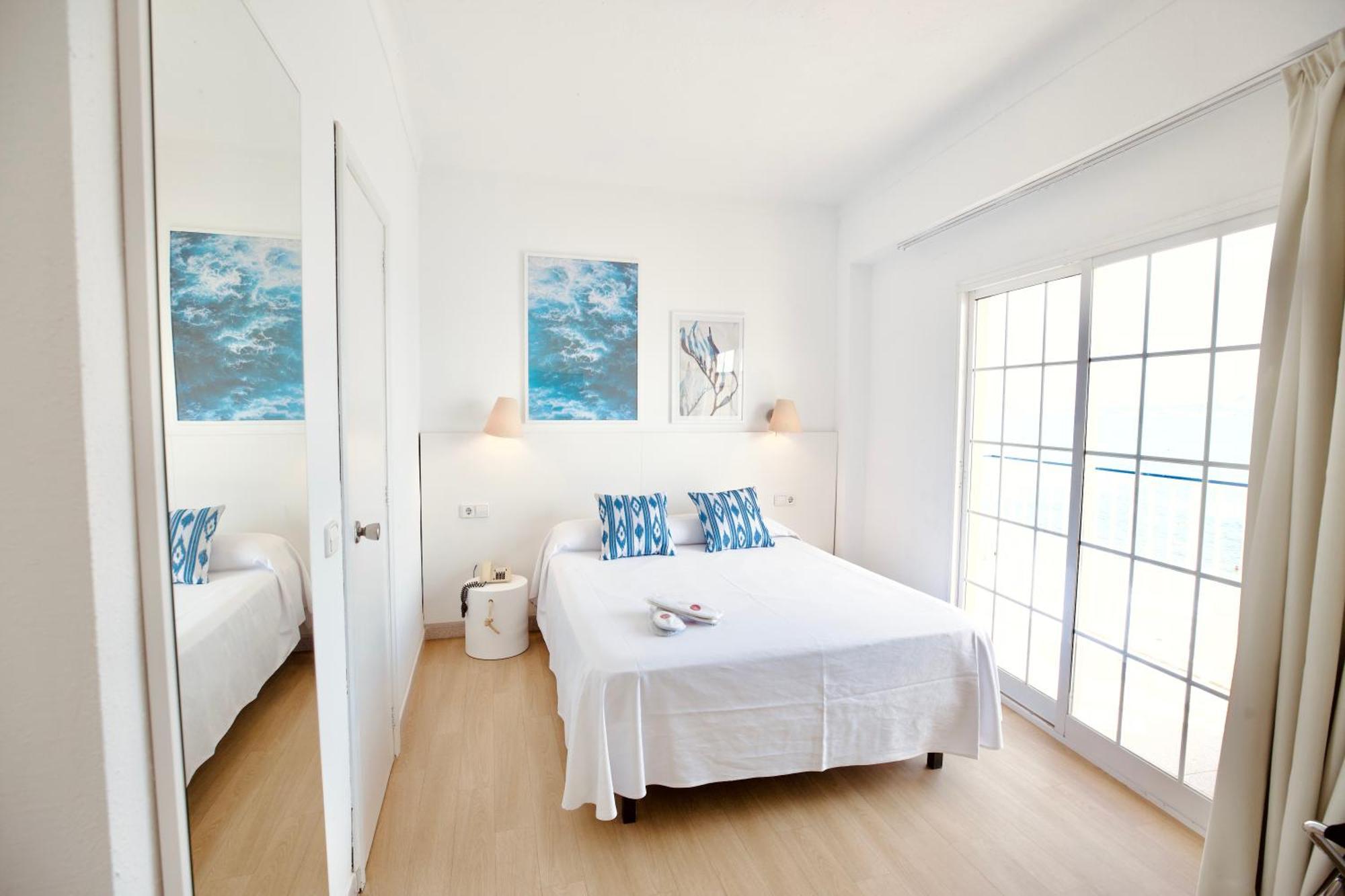 Habitación Doble con balcón y vistas laterales al mar