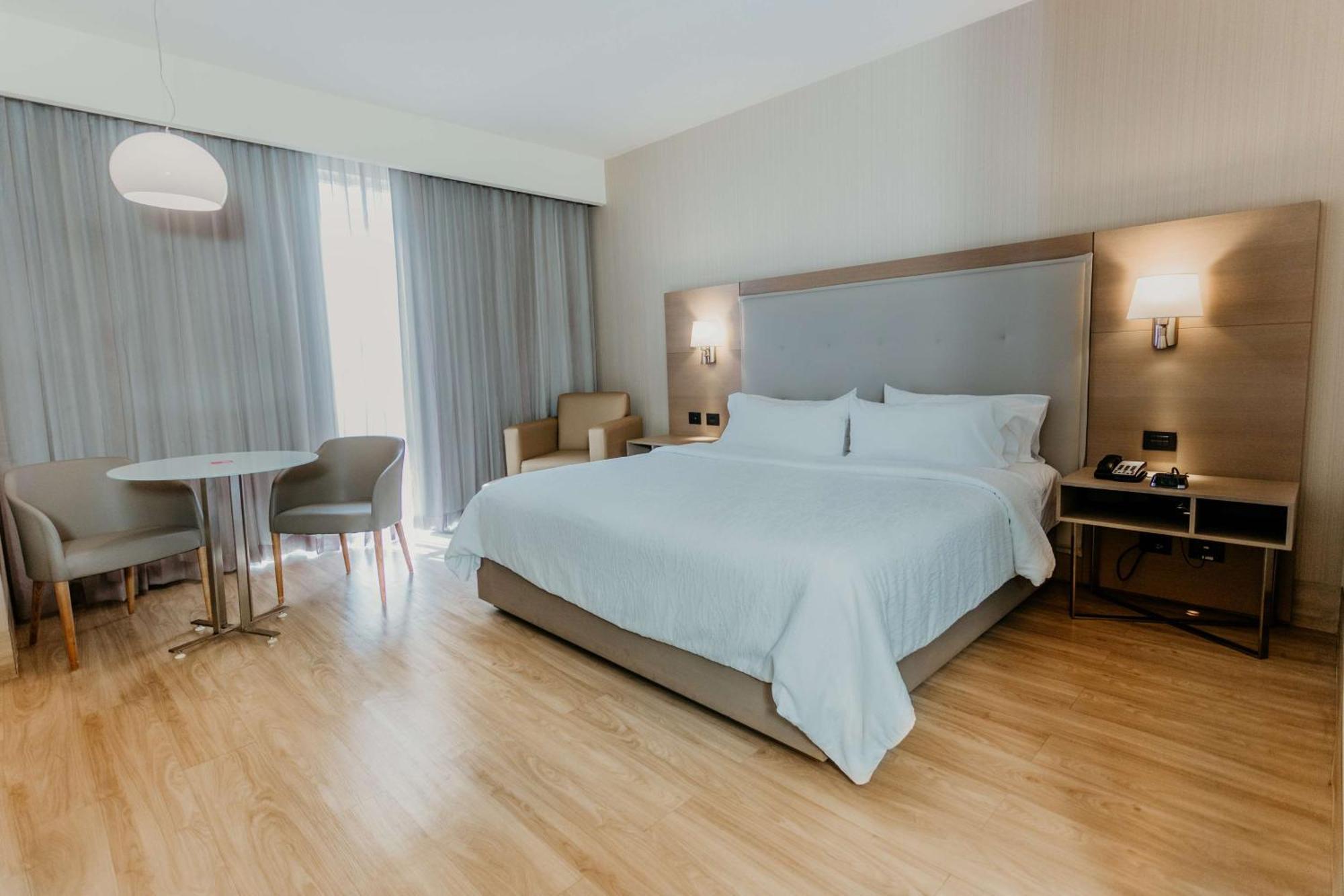 Habitación con cama extragrande.