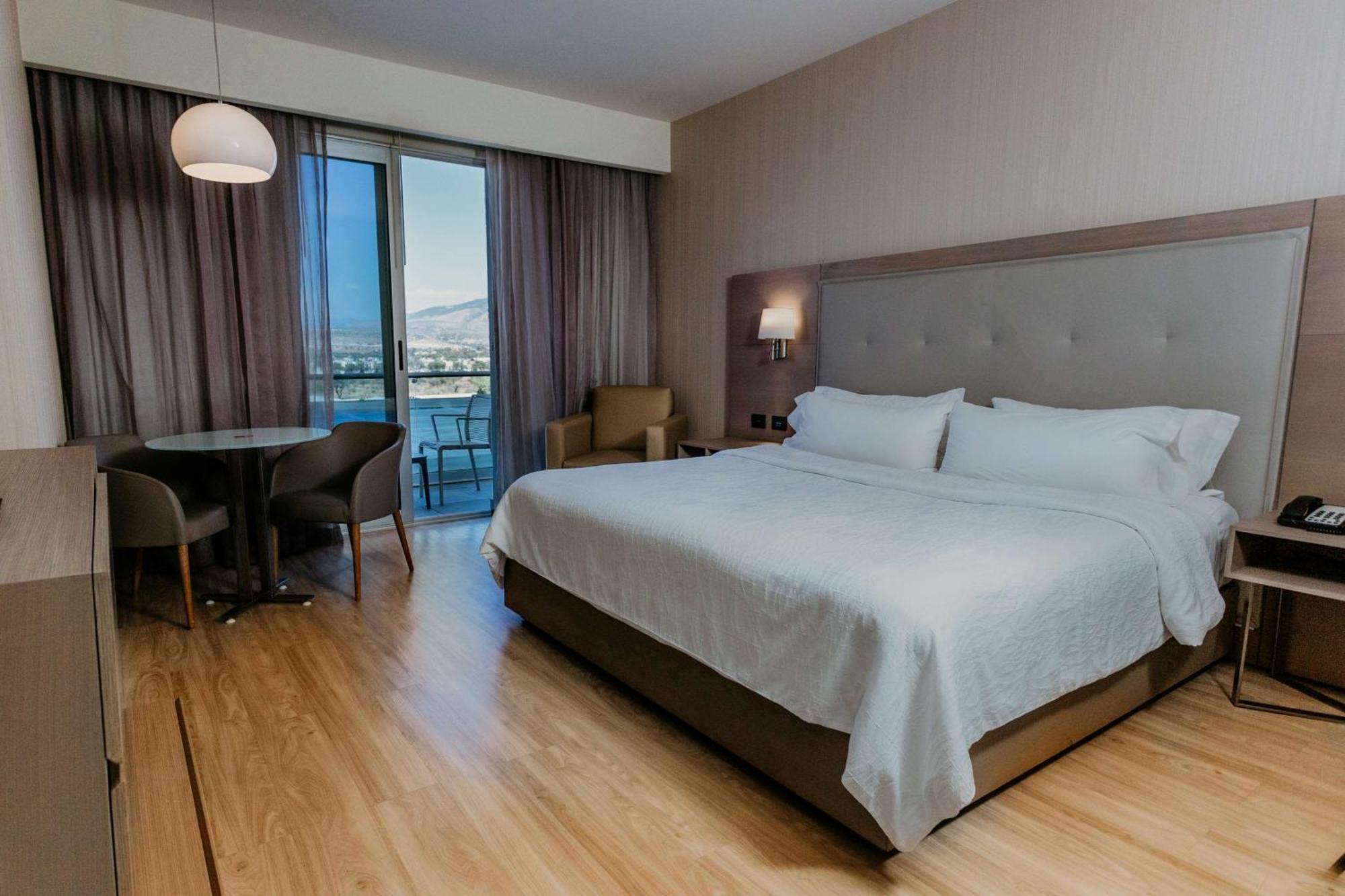 Habitación con cama extragrande y balcón