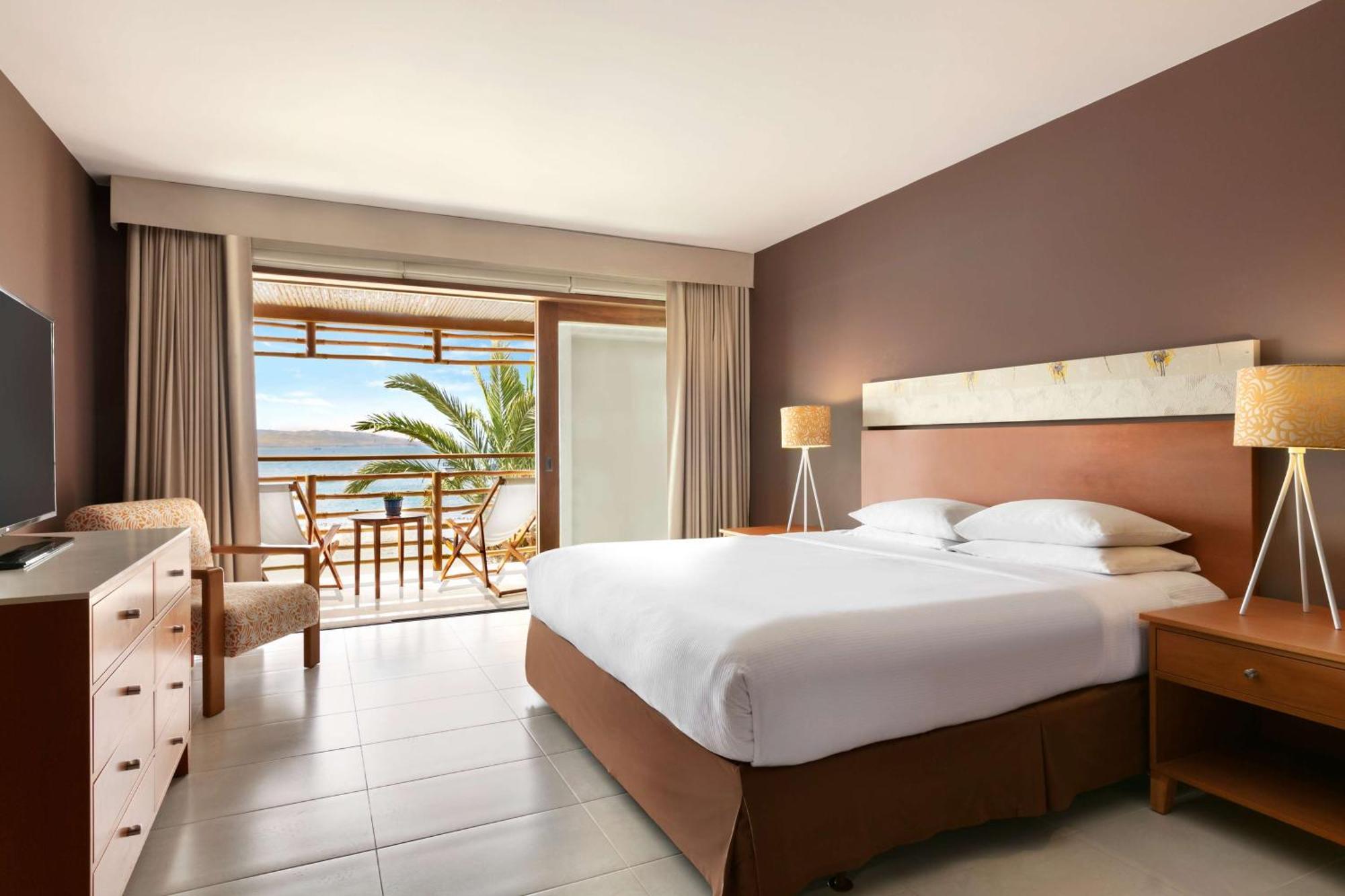Suite con cama extragrande, terraza y vistas al mar