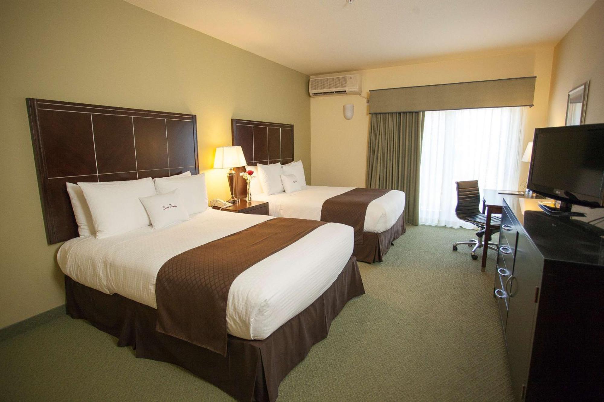 Queen Room with Two Queen Beds and Roll-In Shower - Mobility Access/Non-Smoking