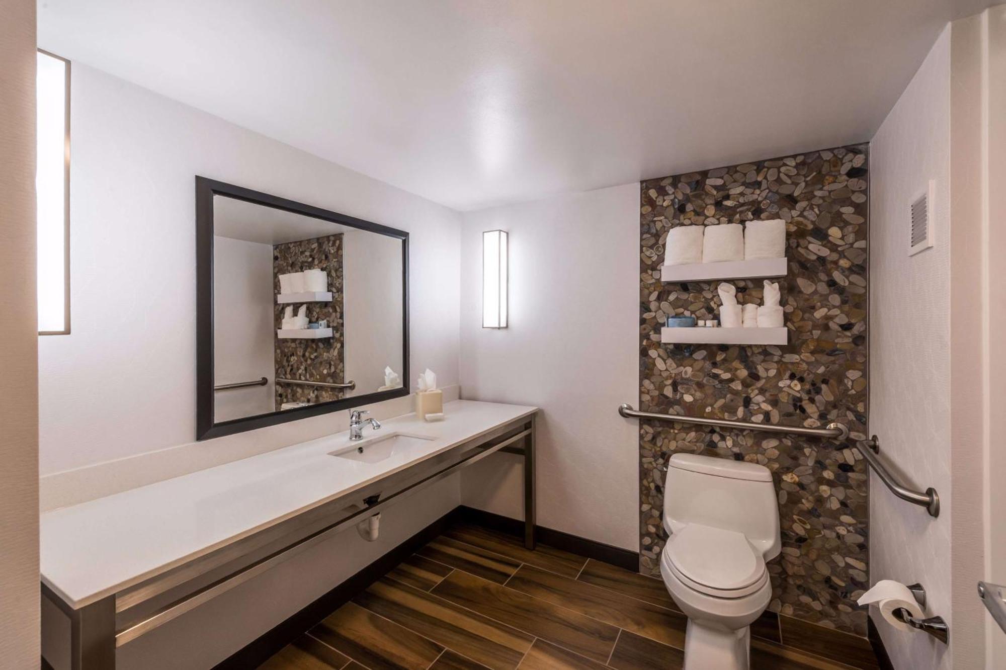 King Room with Bath Tub - Mobility Access