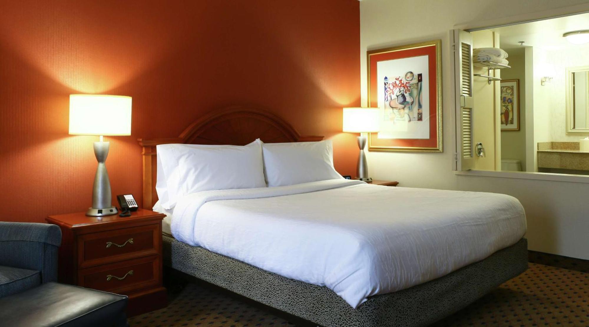 Habitación con cama extragrande y bañera de hidromasaje