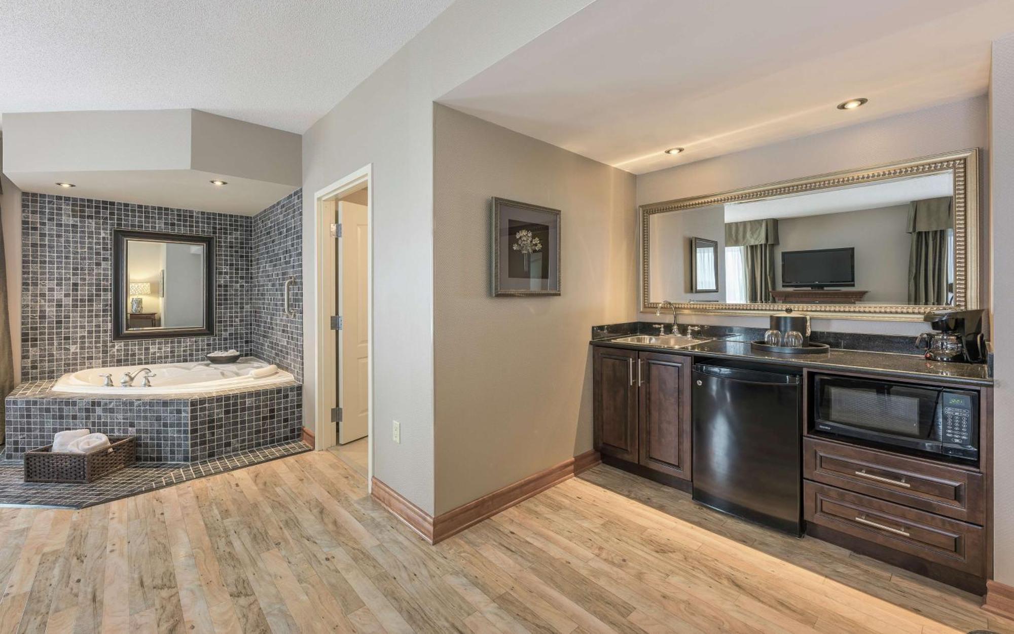 King Studio Suite with Whirlpool - Non-Smoking
