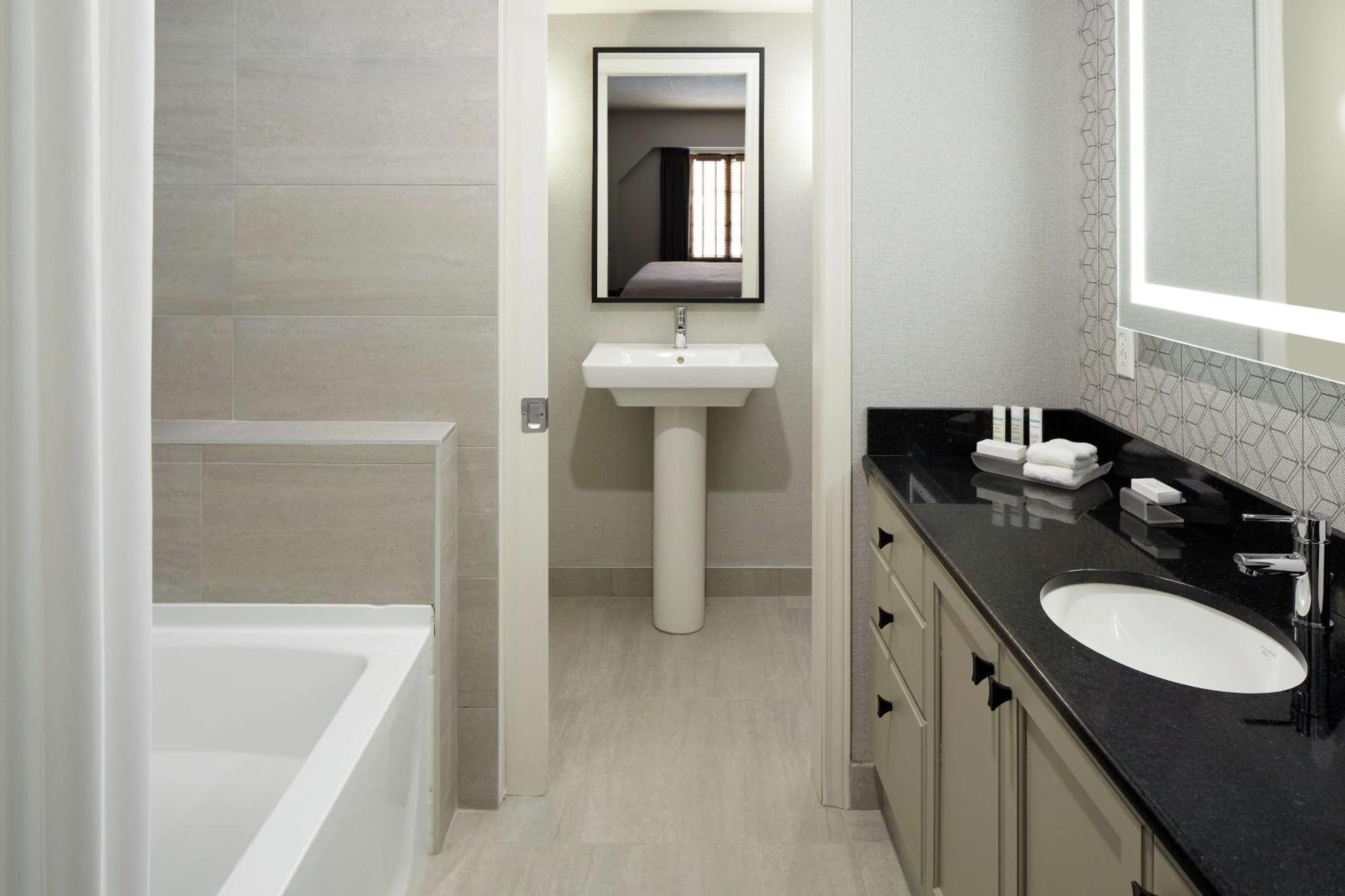 Suite de 1 dormitorio con cama grande, zona de cocina y chimenea