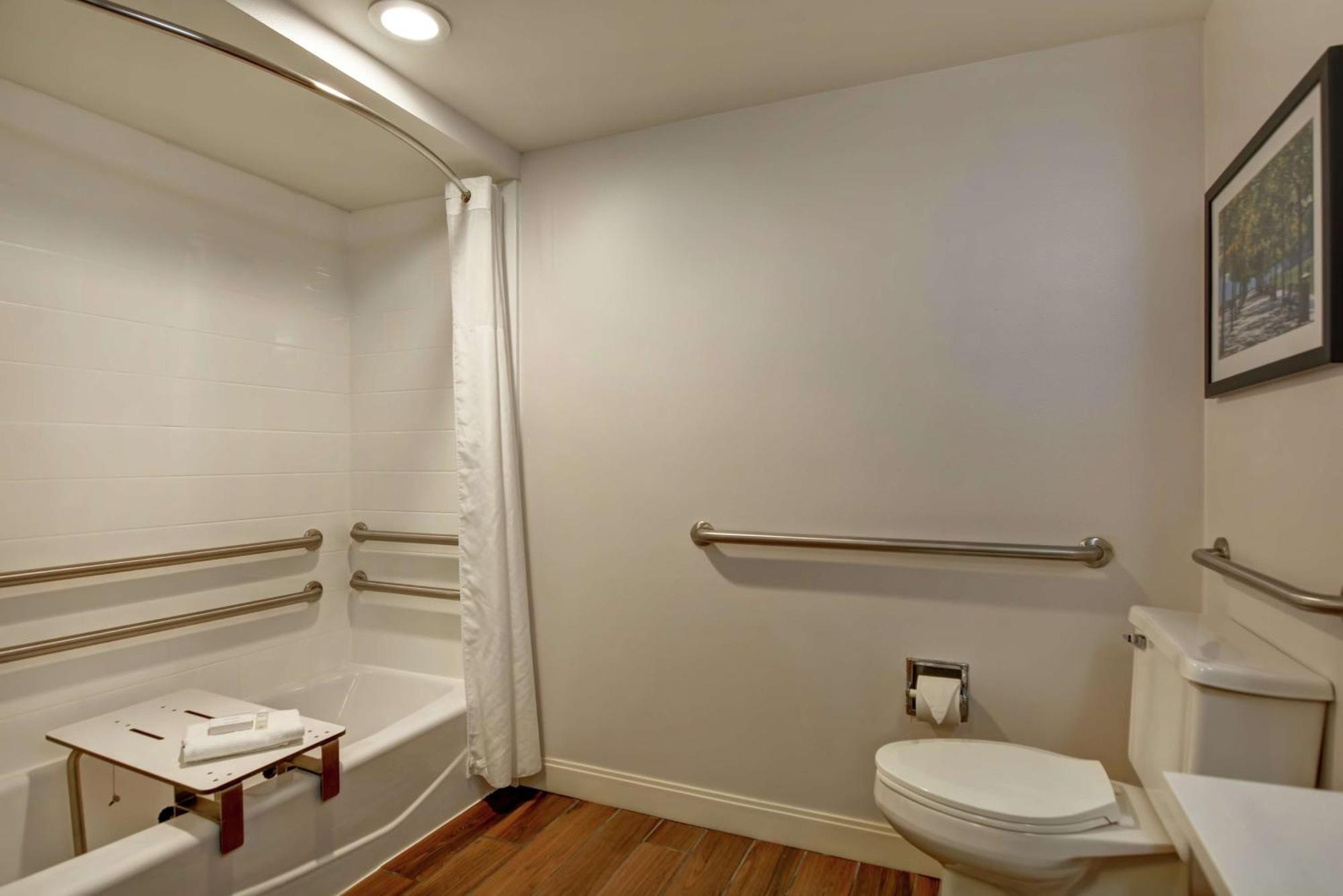 Double Room with Tub - Mobility and Hearing Accessible/Non-Smoking