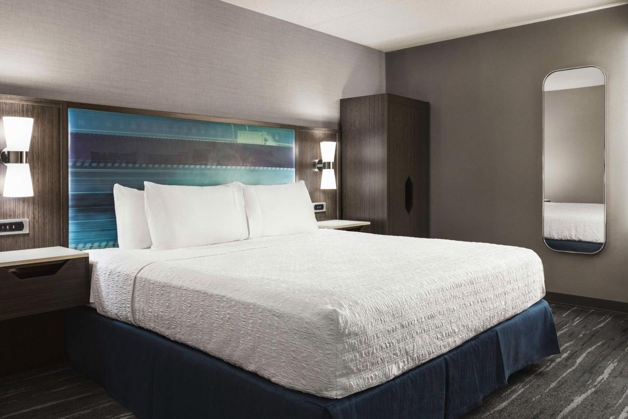 Habitación con bañera adaptada para personas con discapacidad - Cama grande