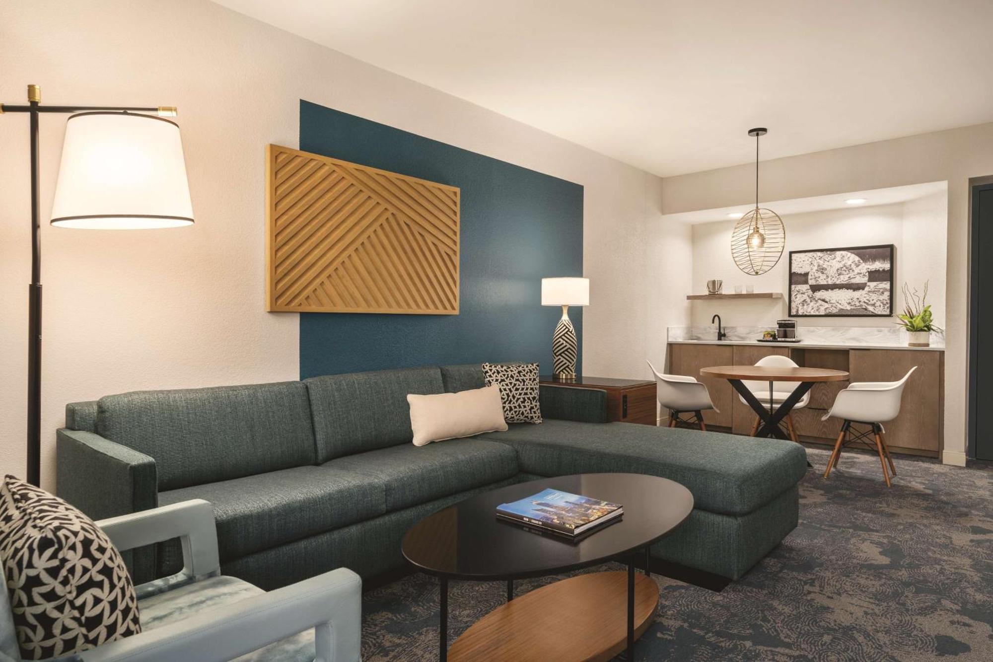 Suite con cama extragrande y sofá cama