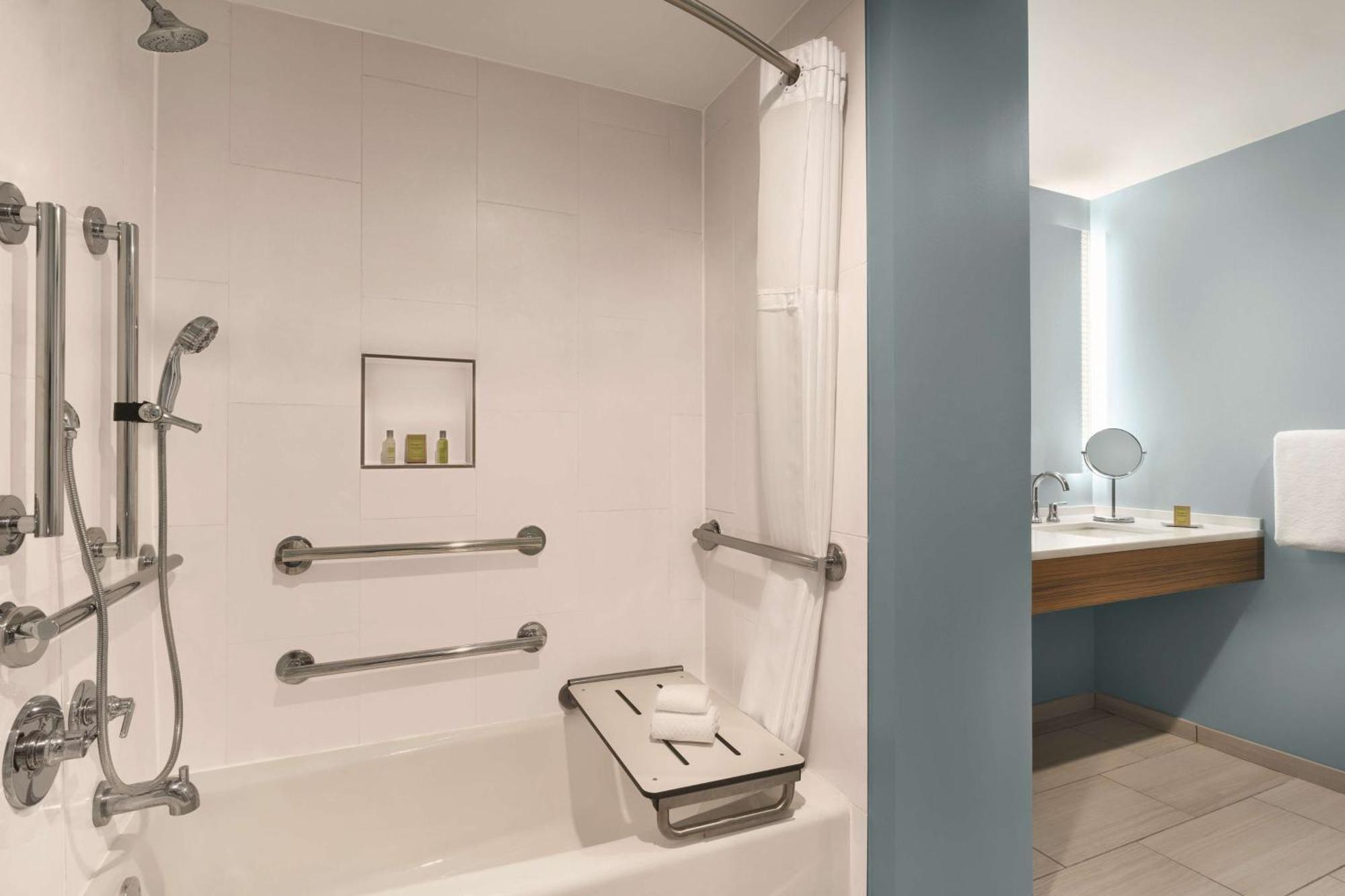Habitación con cama extragrande y bañera - Adaptada para personas con movilidad reducida