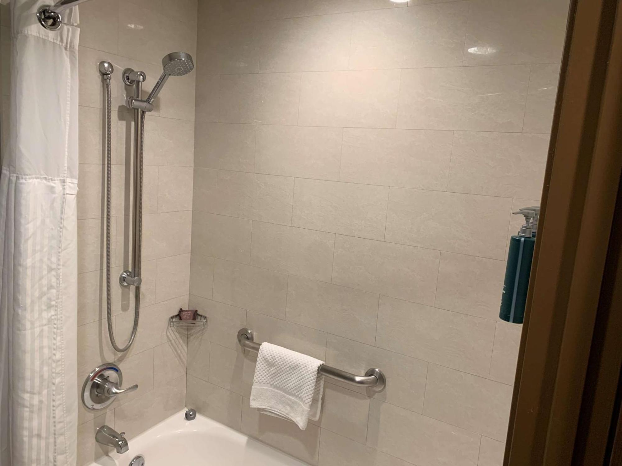 Doppelzimmer mit 2 Doppelbetten und Badewanne - barrierefrei