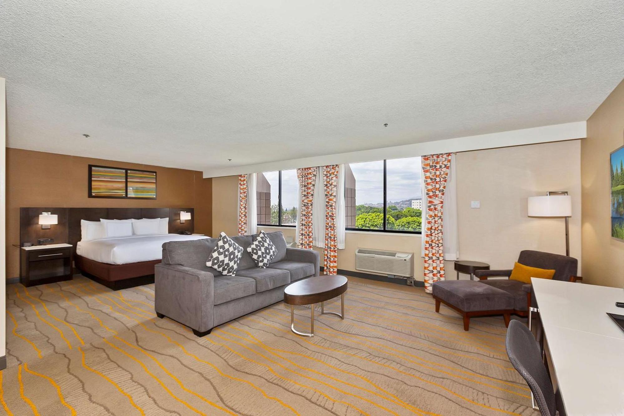 Suite Junior con cama extragrande y zona de estar