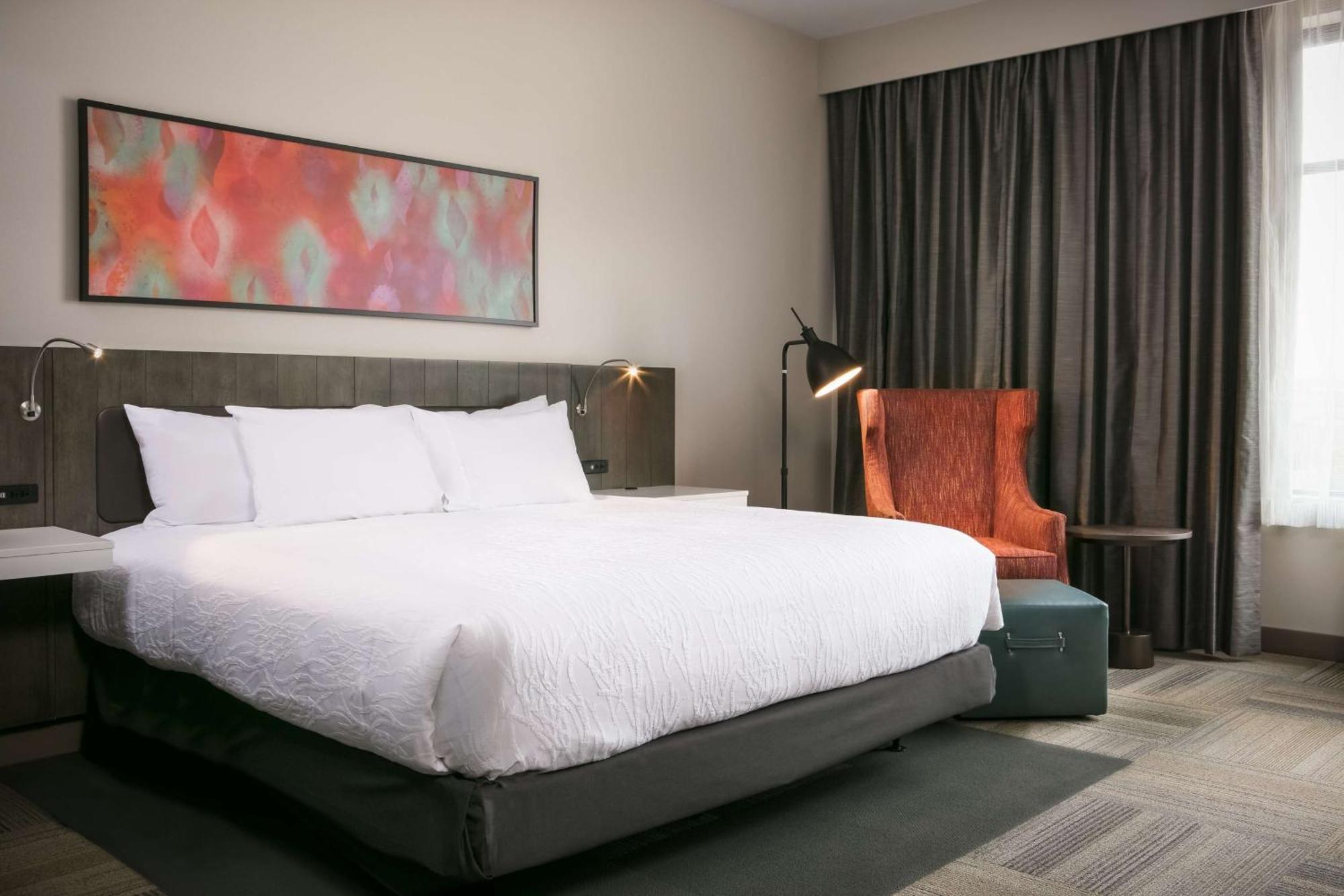 King Room with Roll-In Shower - Mobility Access