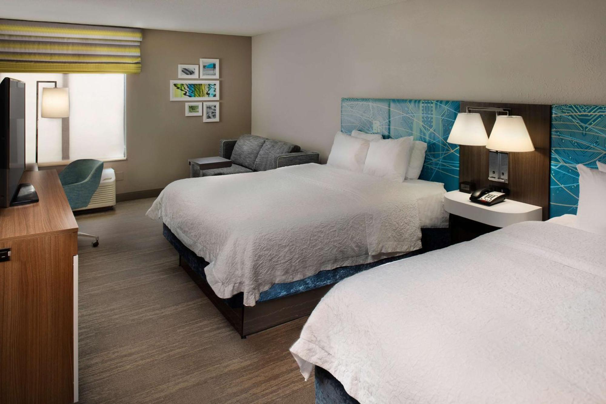 Kamer met 2 Queensize Bedden en Studeerkamer