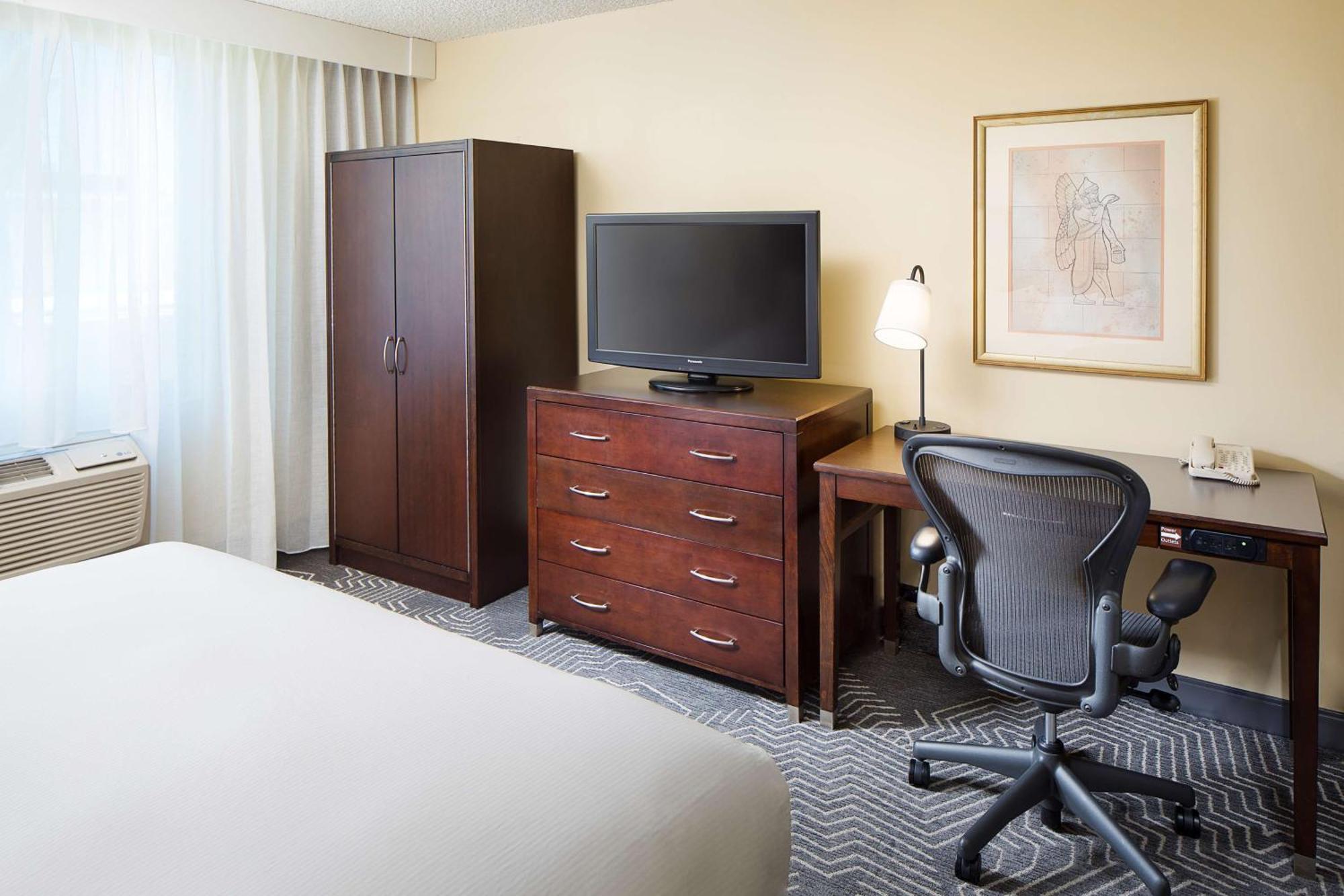 King Room with Mobility Accessible Tub