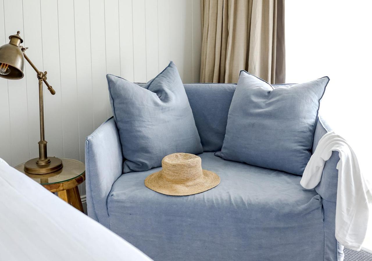 Habitación con cama extragrande y vistas al jardín