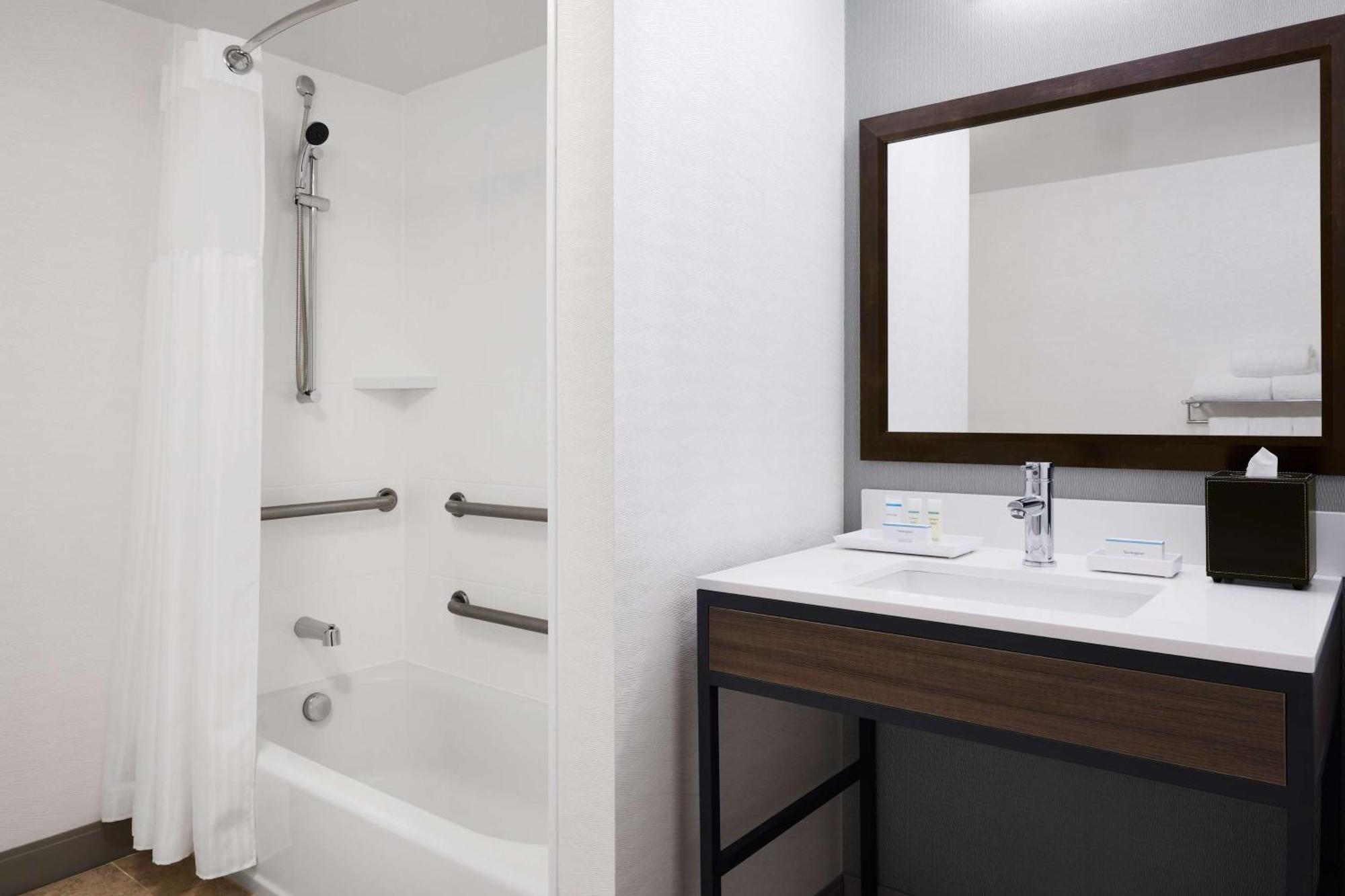 Zimmer mit Kingsize-Bett und Badewanne - rollstuhlgerecht