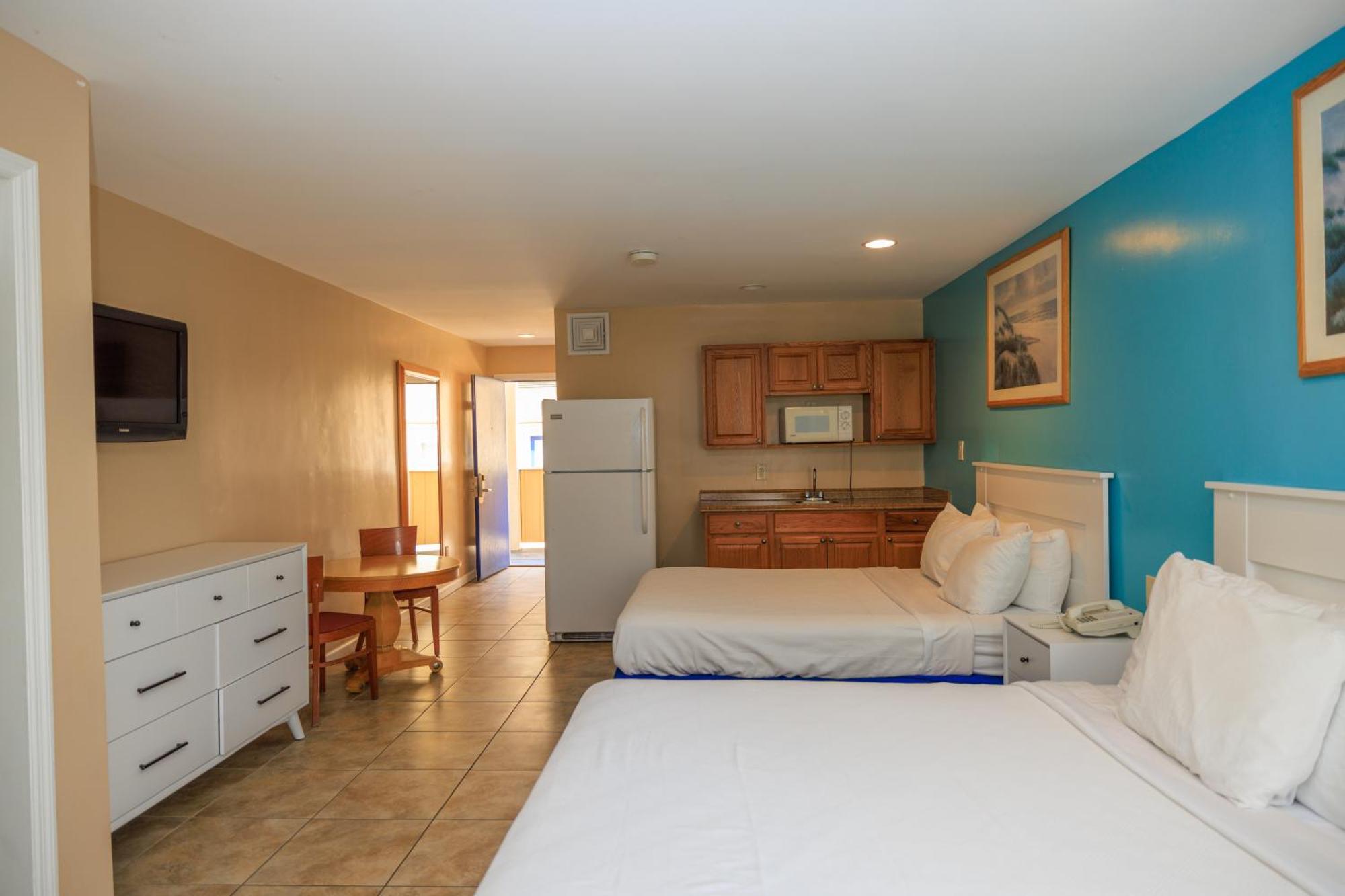 Family Room with Two Queen Beds (6 Adults)