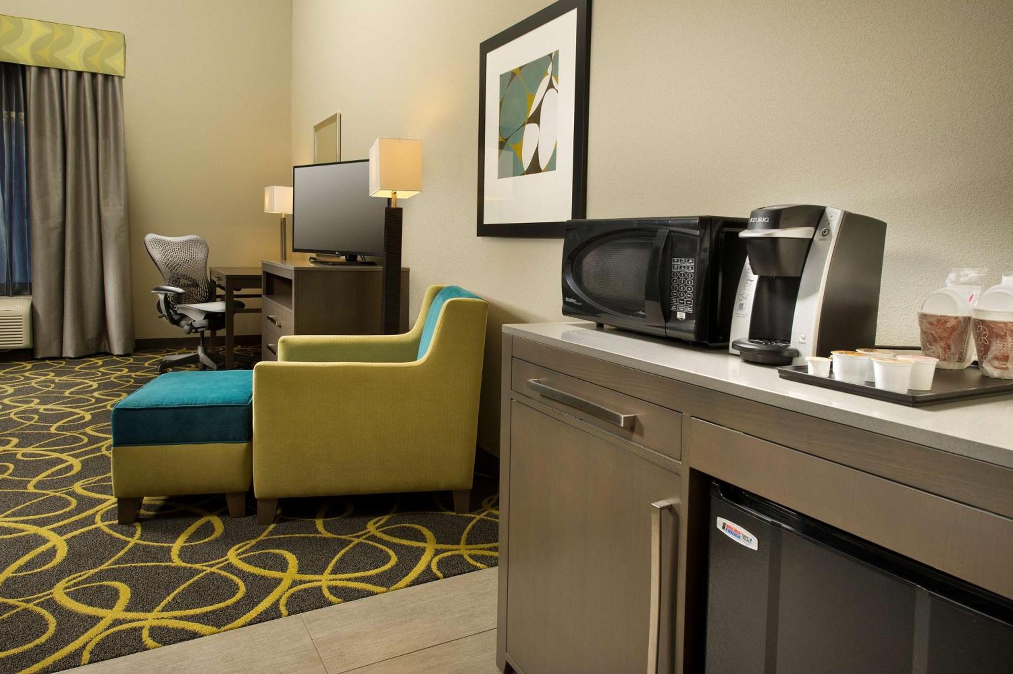 King Room with Roll-In Shower - Mobility Access