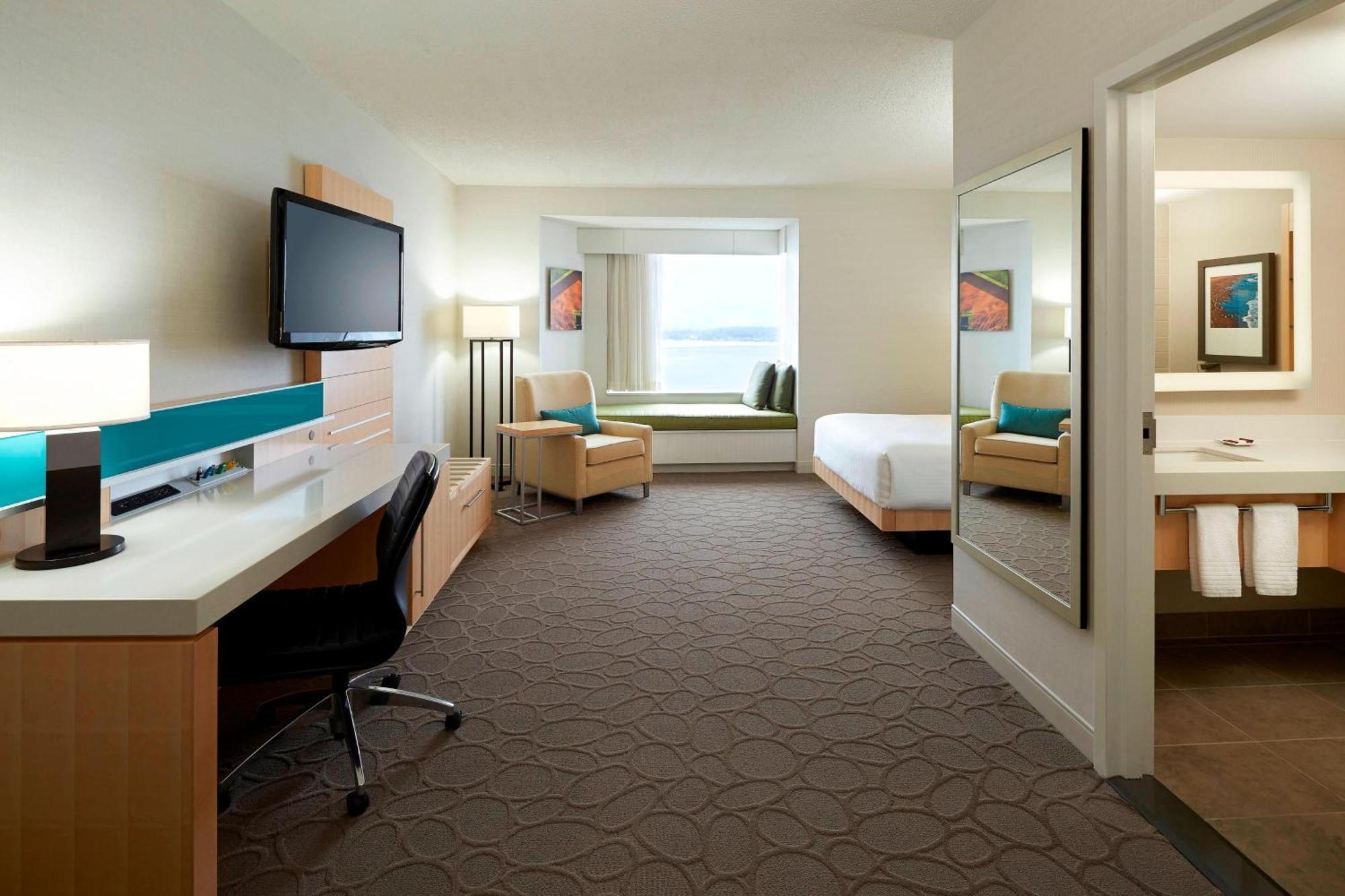 Guest room, 1 Queen, Water view