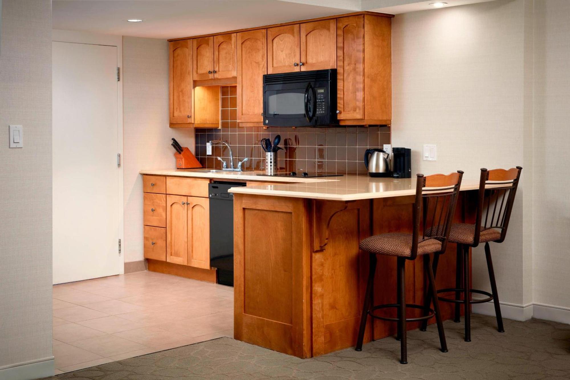 Kitchenette, Studio Suite, 1 King, Sofa bed, Water view
