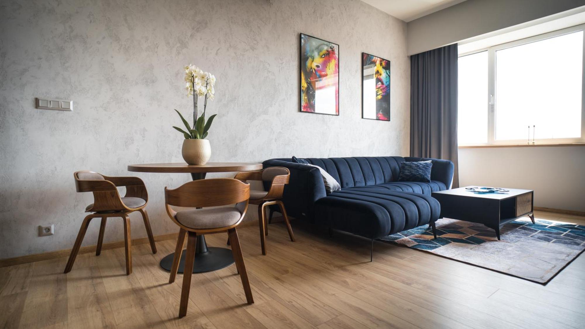 Suite con cama extragrande, sofá cama y vistas a la ciudad