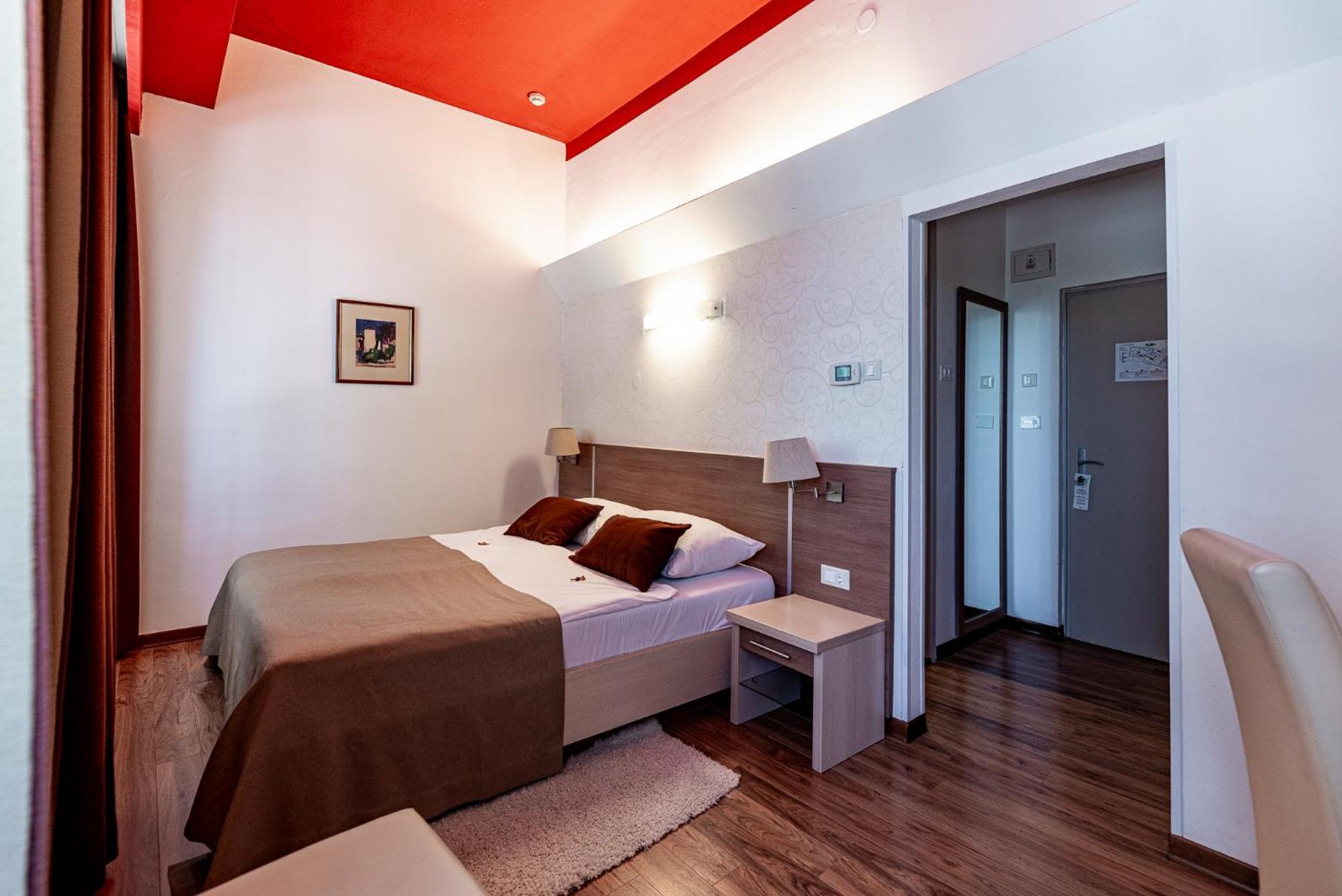 Doppel- oder Zweibettzimmer
