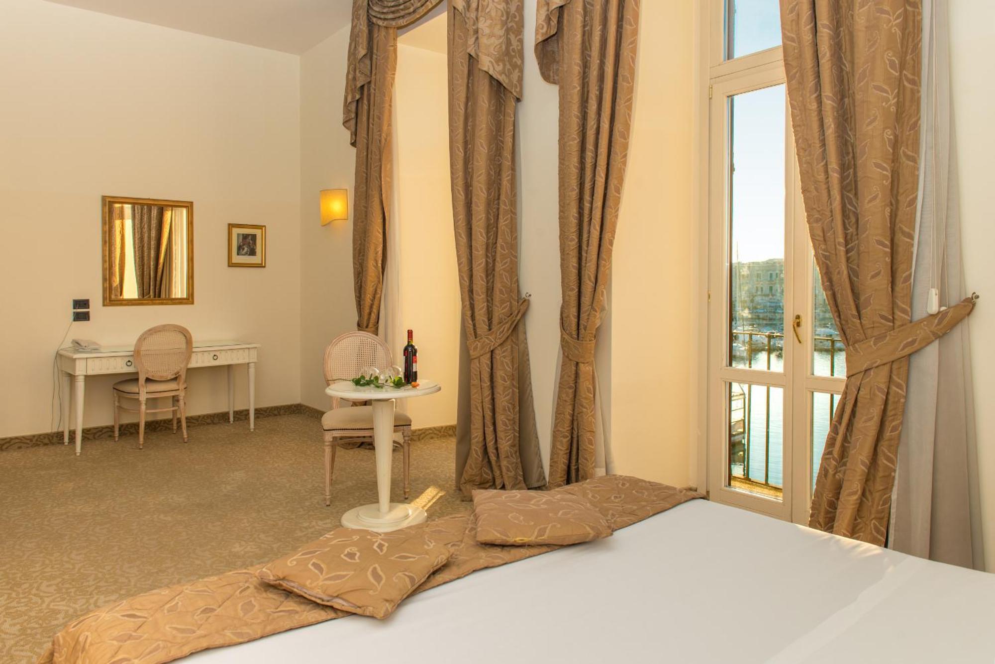 Deluxe tweepersoonskamer met balkon en uitzicht op zee
