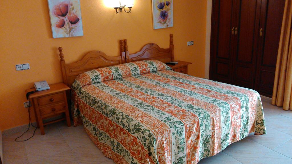 Habitación con cama grande