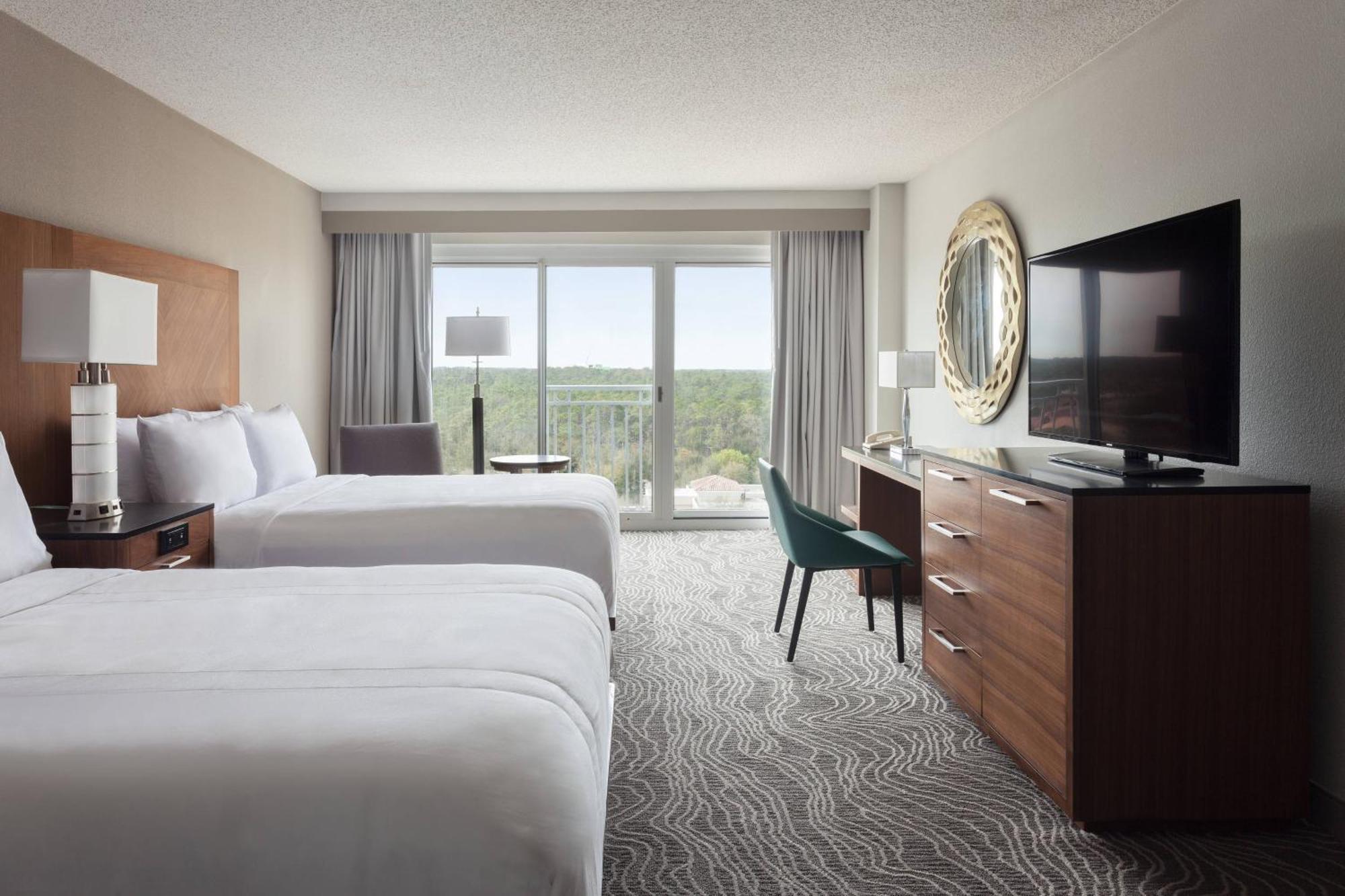 Queen Room with Resort View - Mobility/Hearing Accessible with Roll-In Shower