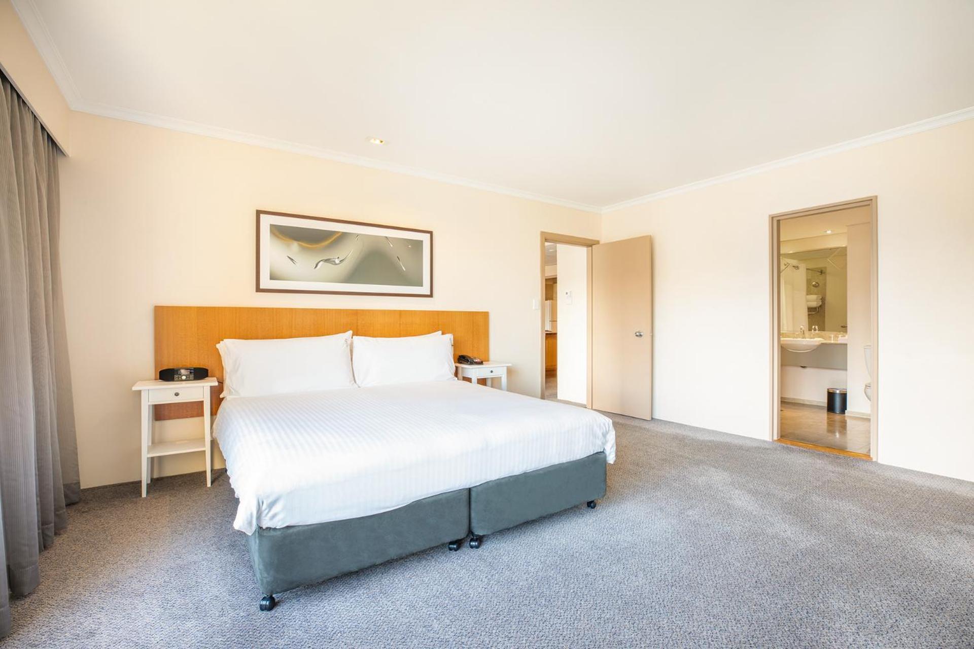 Suite mit 1 Schlafzimmer mit Kingsize-Bett und Stadtblick