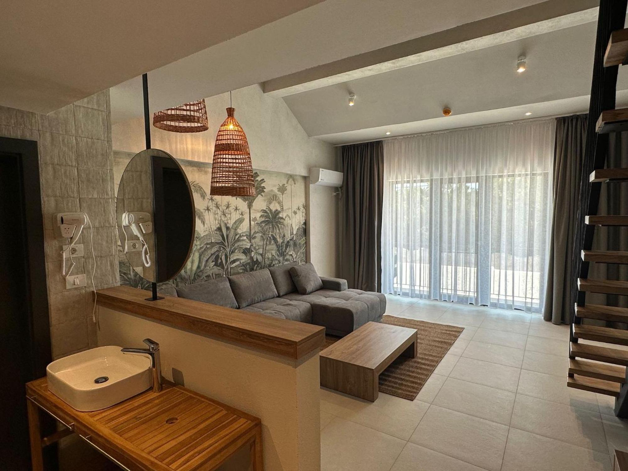 Queen Room with Pool View