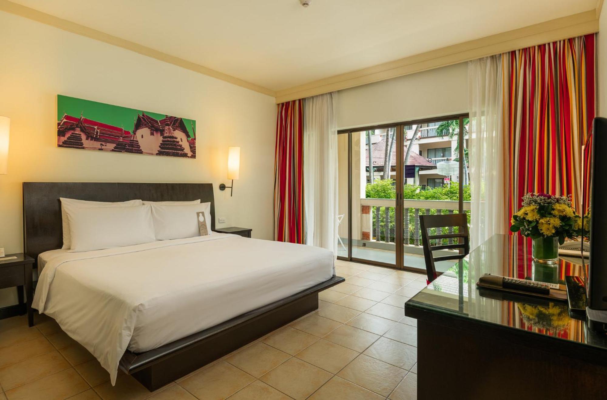 ONE BEDROOM FAMILY SUITE POOLSIDE KING