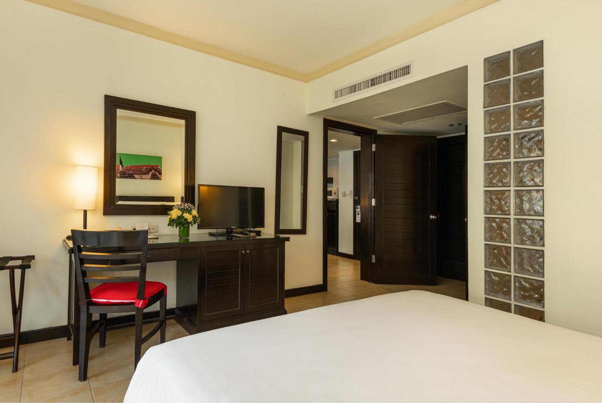 ONE BEDROOM FAMILY SUITE POOLSIDE KING