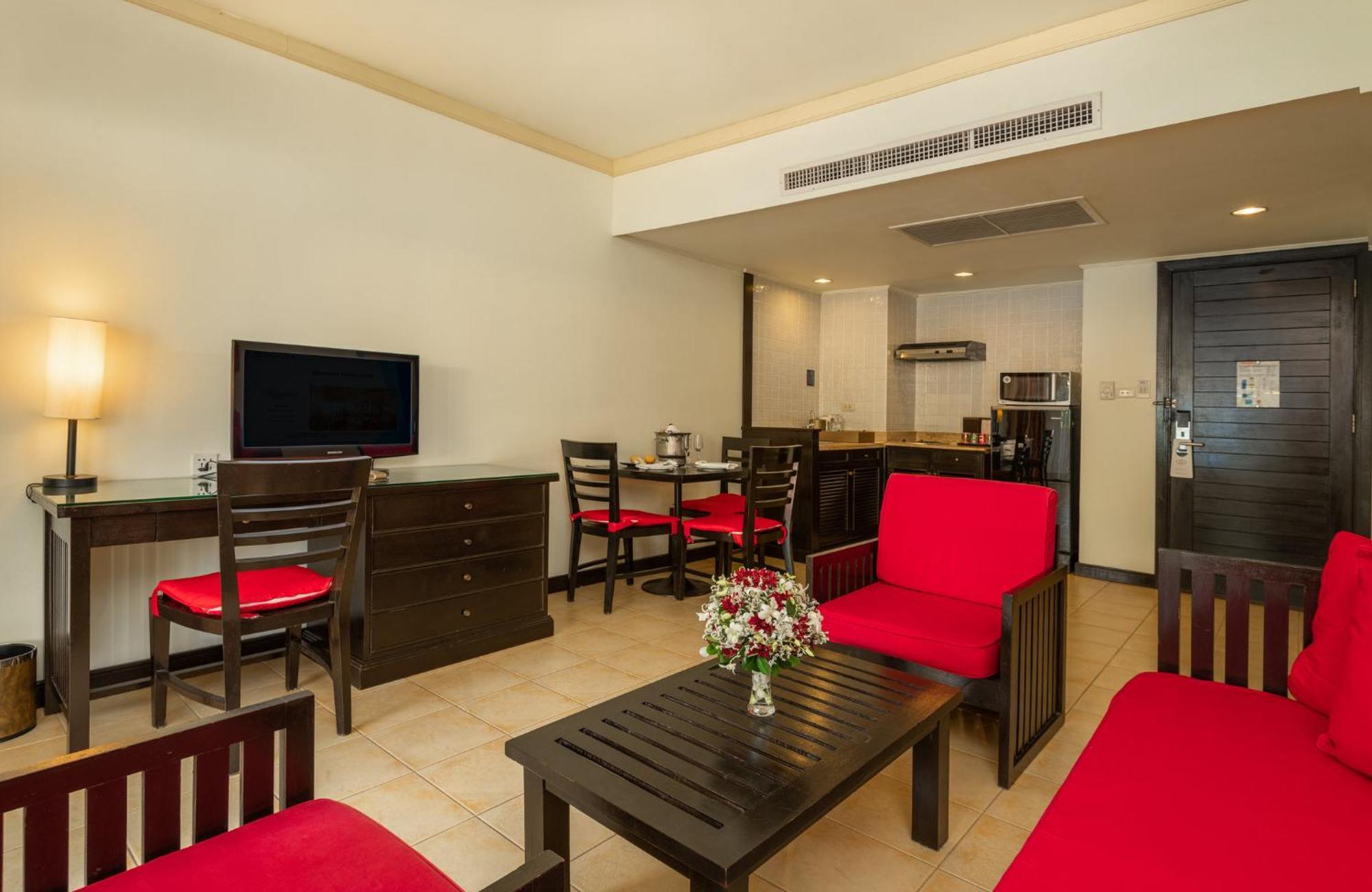 ONE BEDROOM FAMILY SUITE POOLSIDE KING