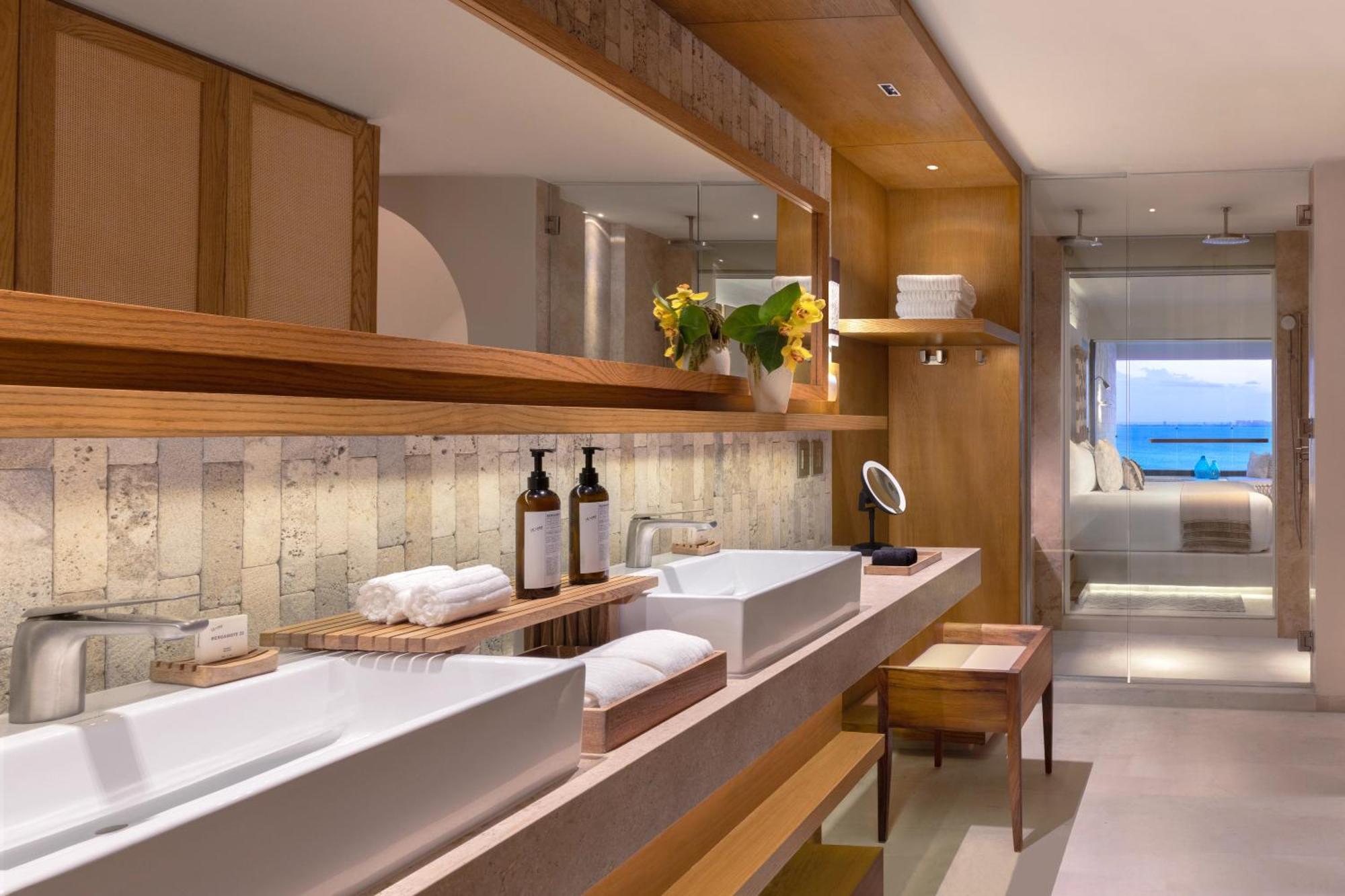 Signature Junior Suite am Meer mit Kingsize-Bett und Whirlpool – am Meer gelegen