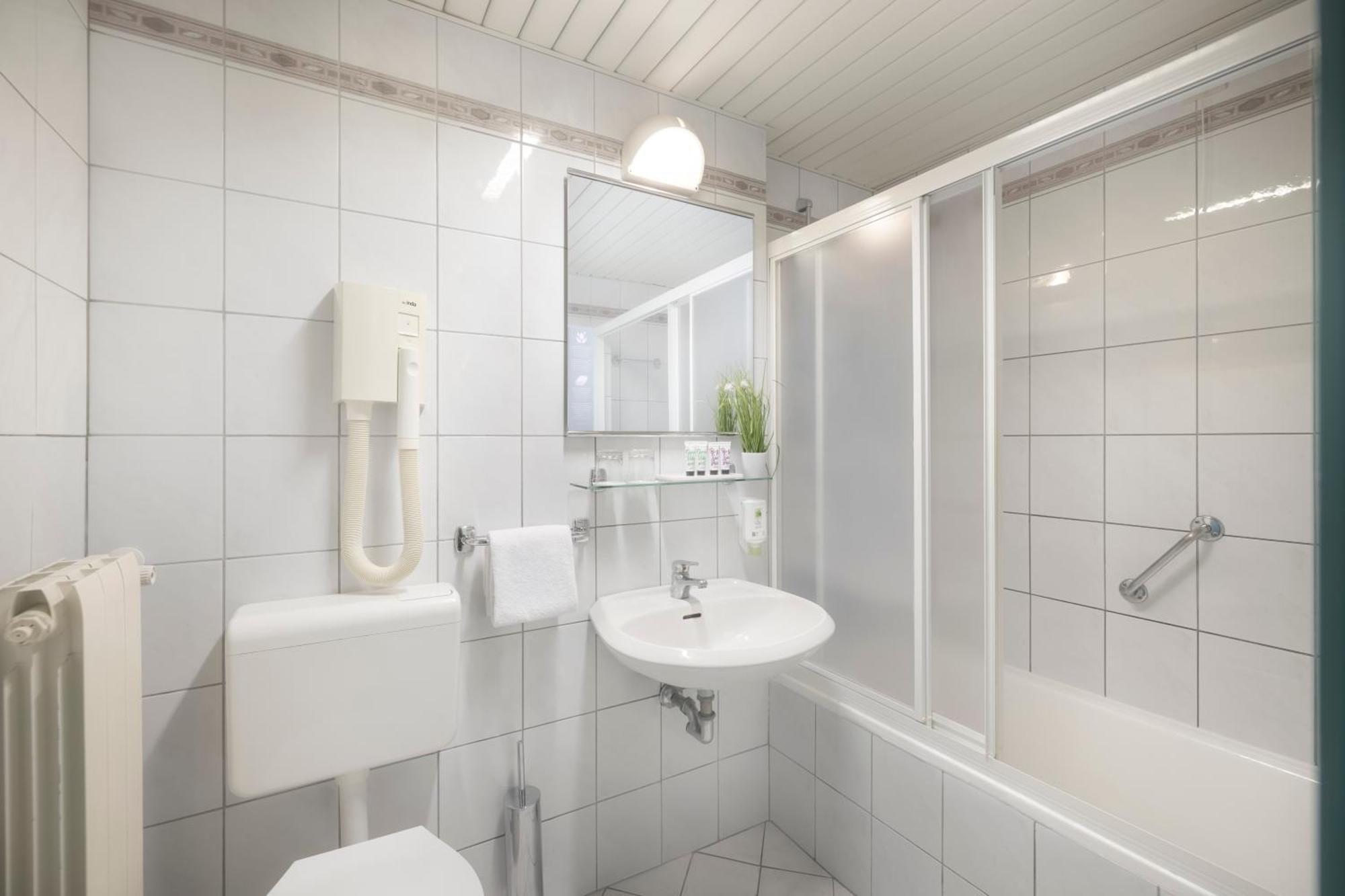 Basic Double Room,1555022926:JPEG