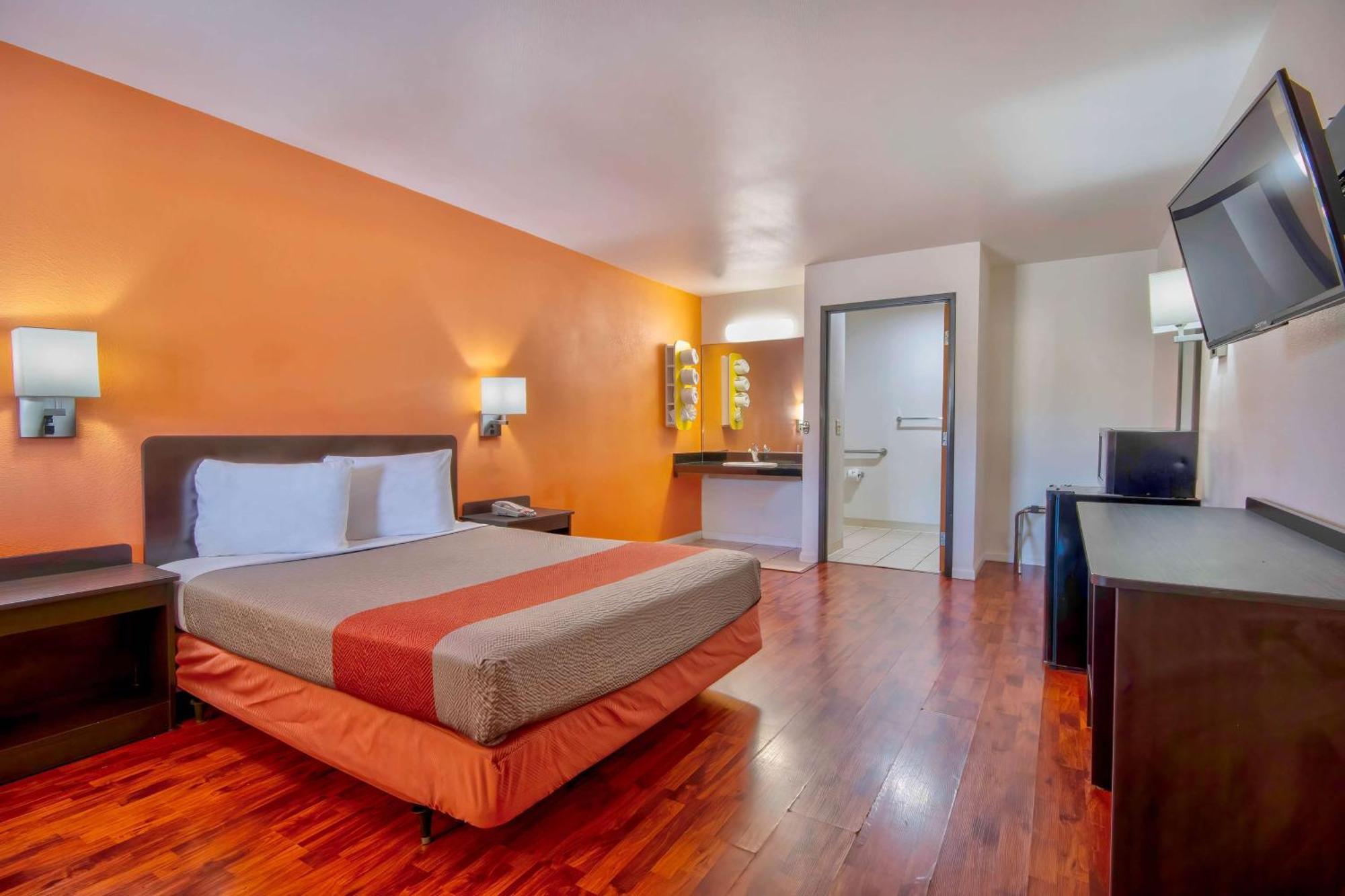 Habitación con cama grande adaptada para personas de movilidad reducida - No fumadores