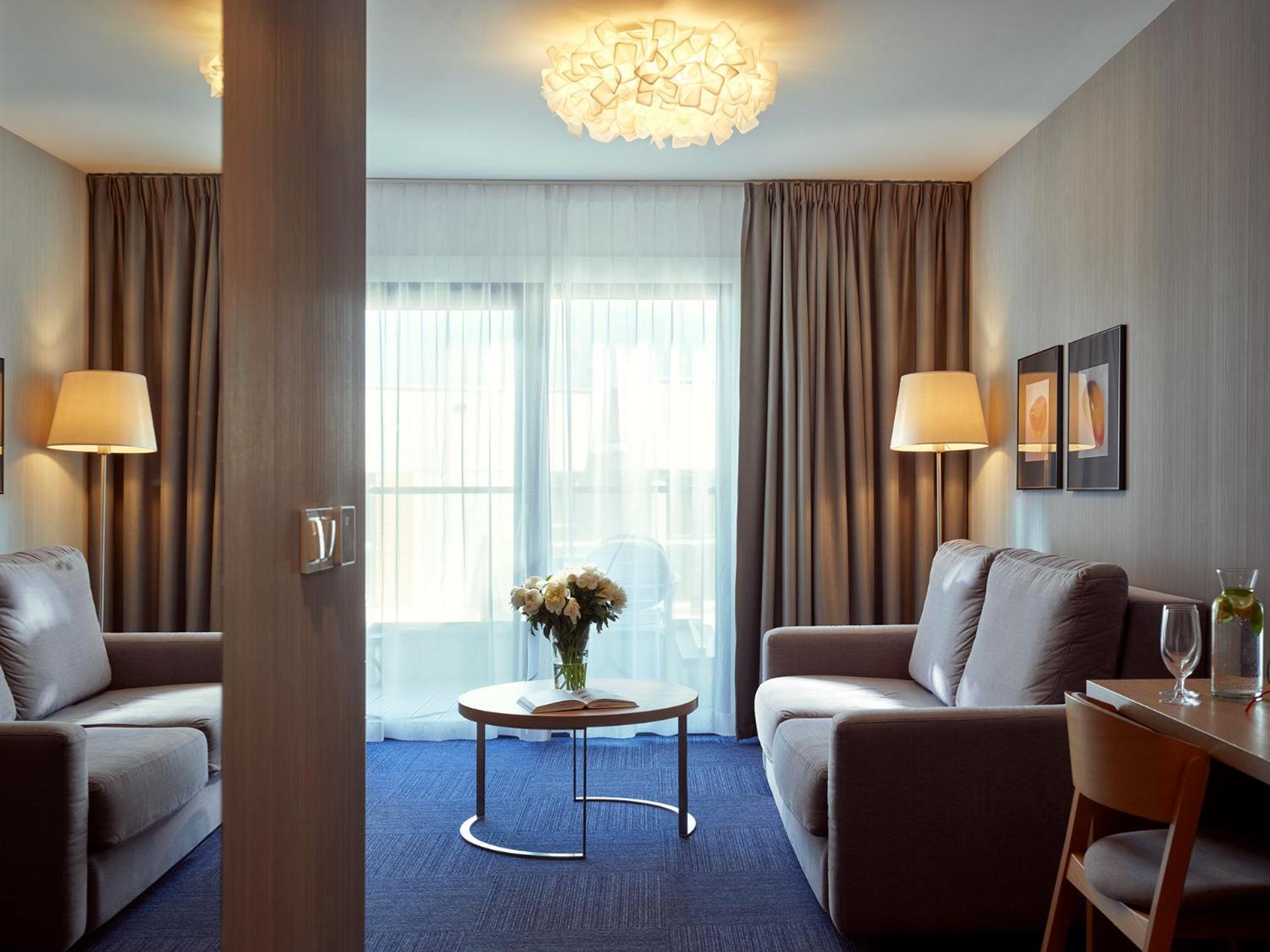 One-Bedroom Suite Side Sea View
