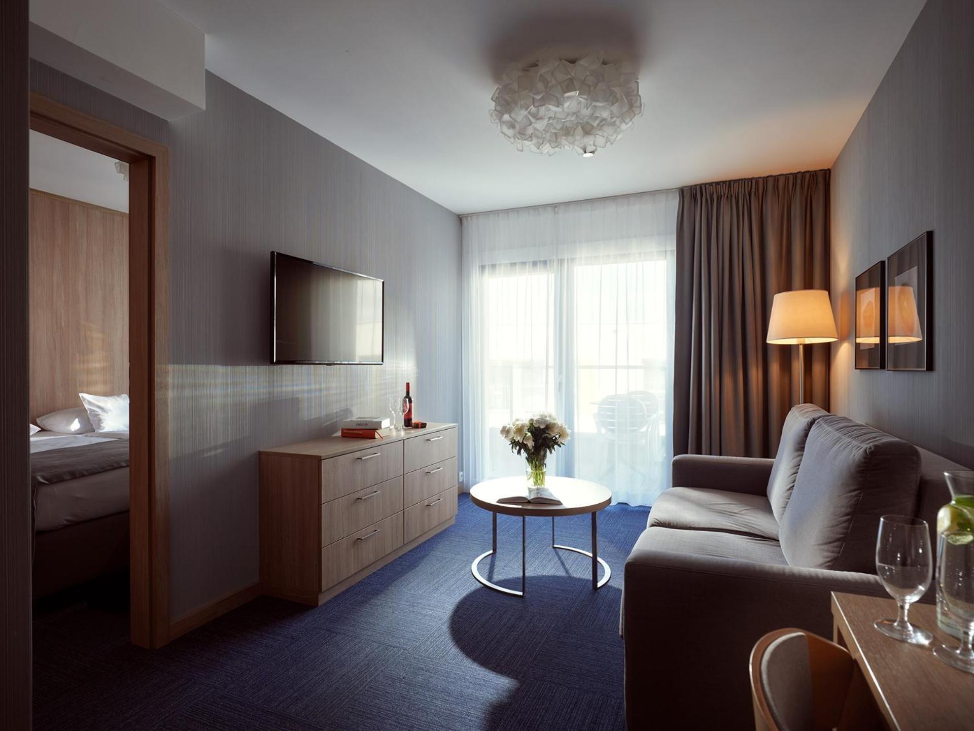 One-Bedroom Suite Side Sea View