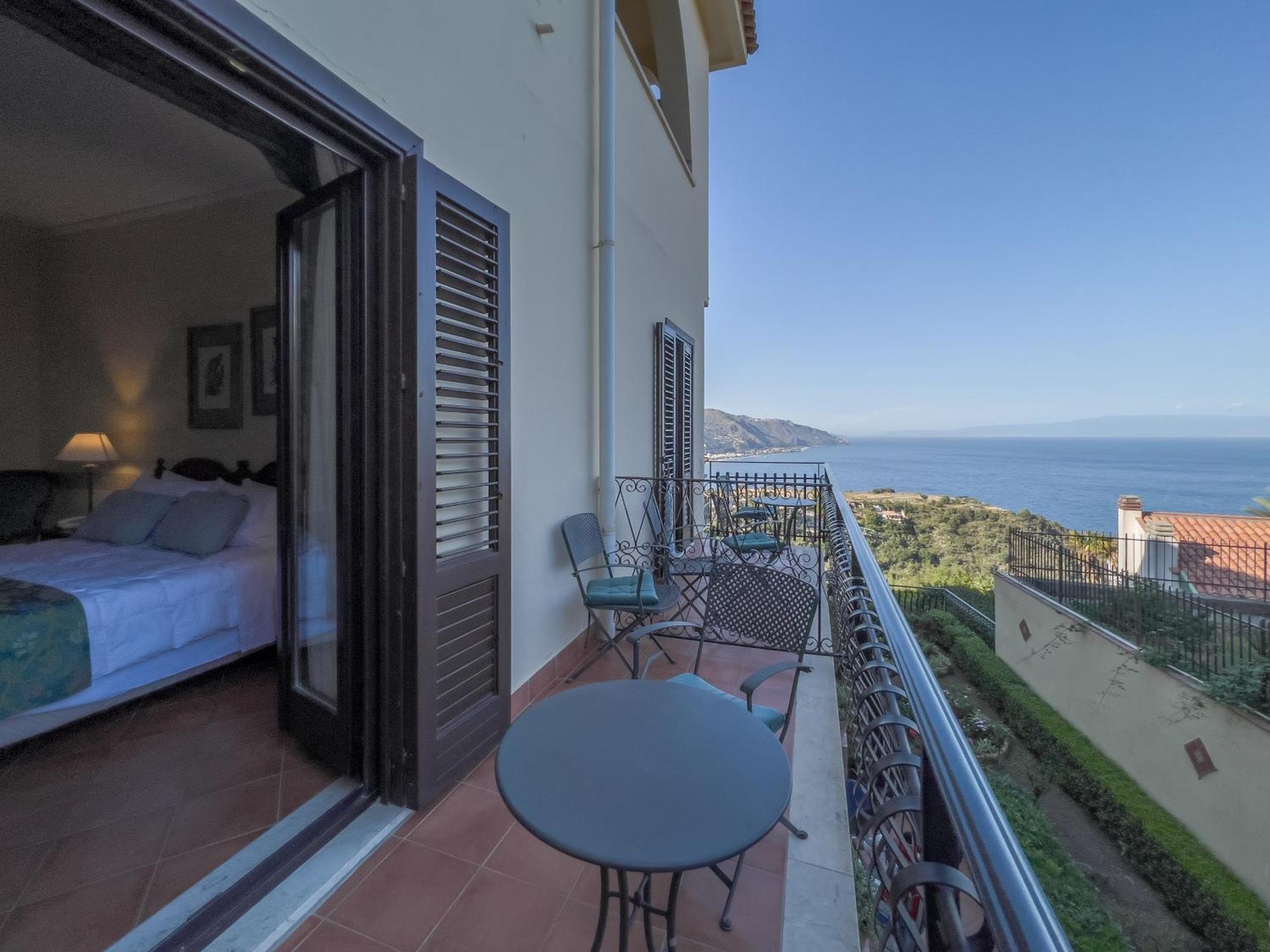 Dreibettzimmer mit Balkon und seitlichem Meerblick