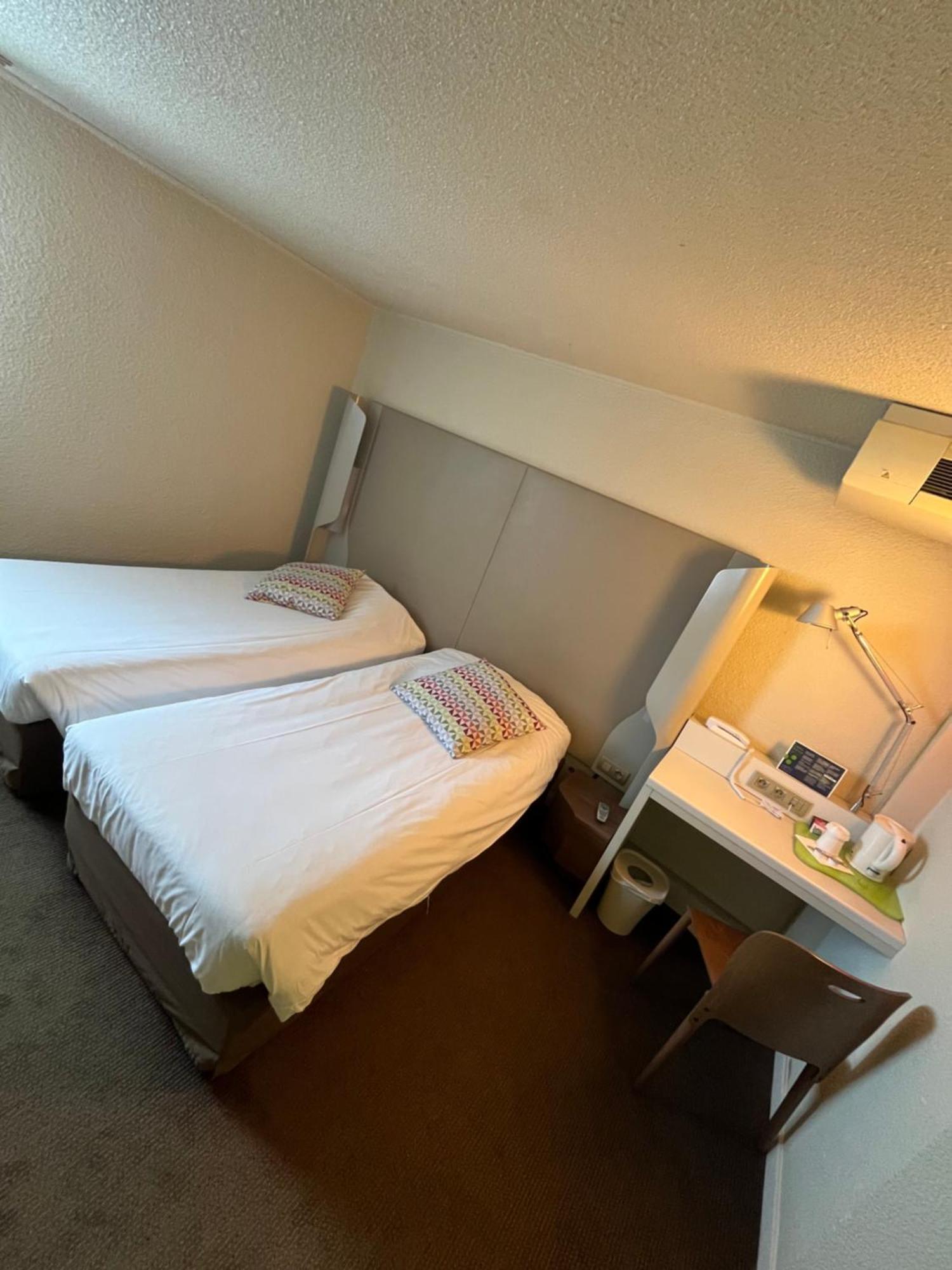 Standard Queen Room with Two Single Beds