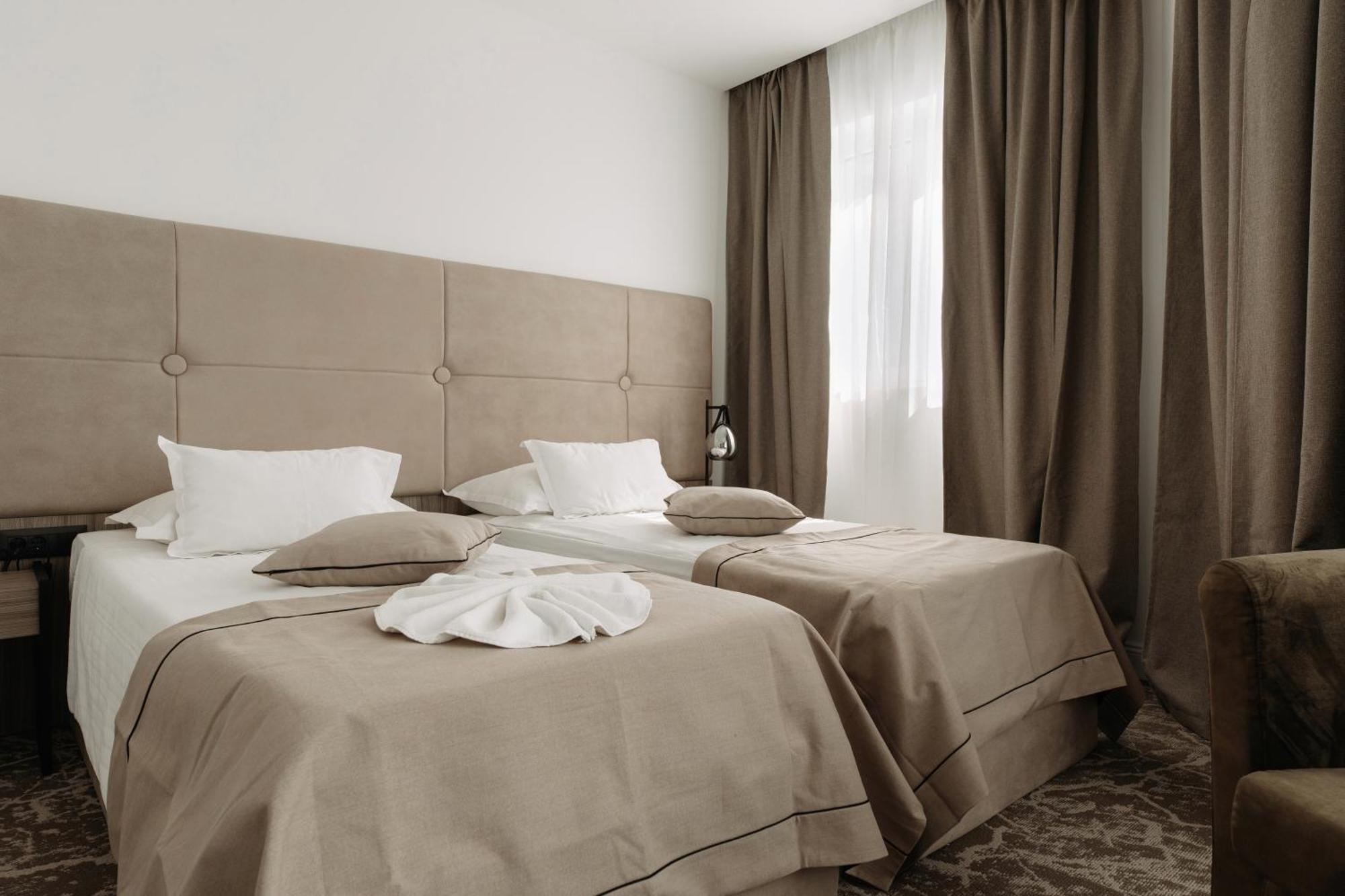Deluxe Double Room with Balcony and Partial Sea View