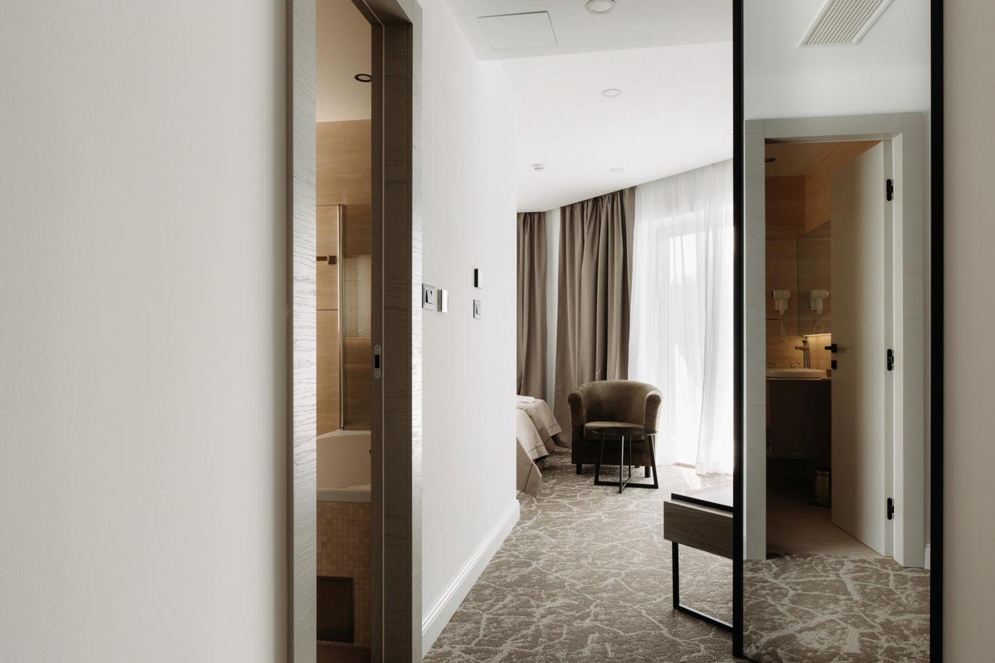 Superior Twin Room with Balcony and Partial Sea View