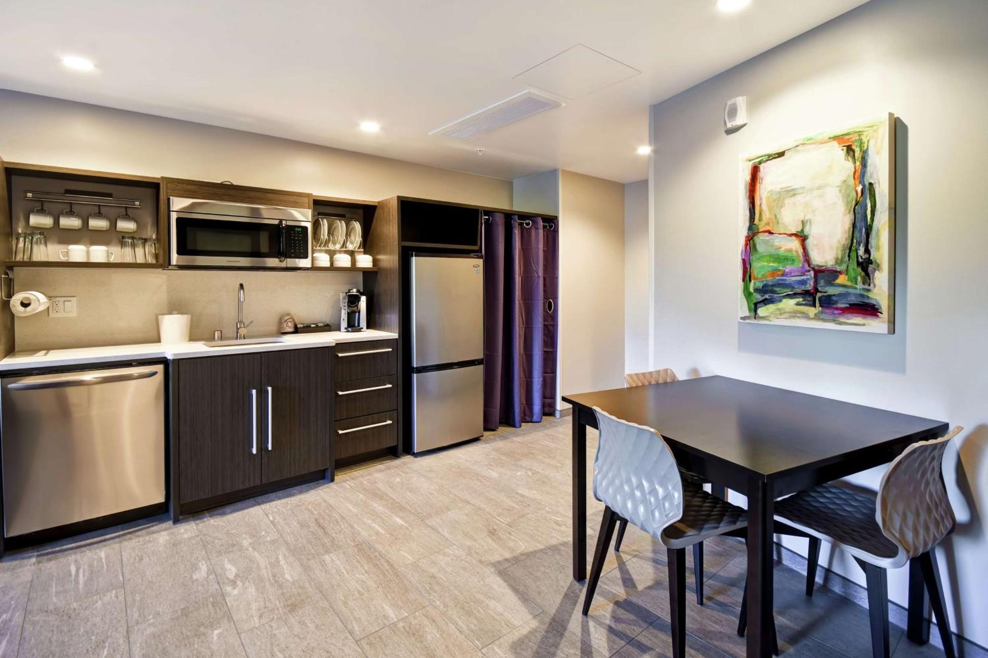 King Suite Lake View Hearing Accessible
