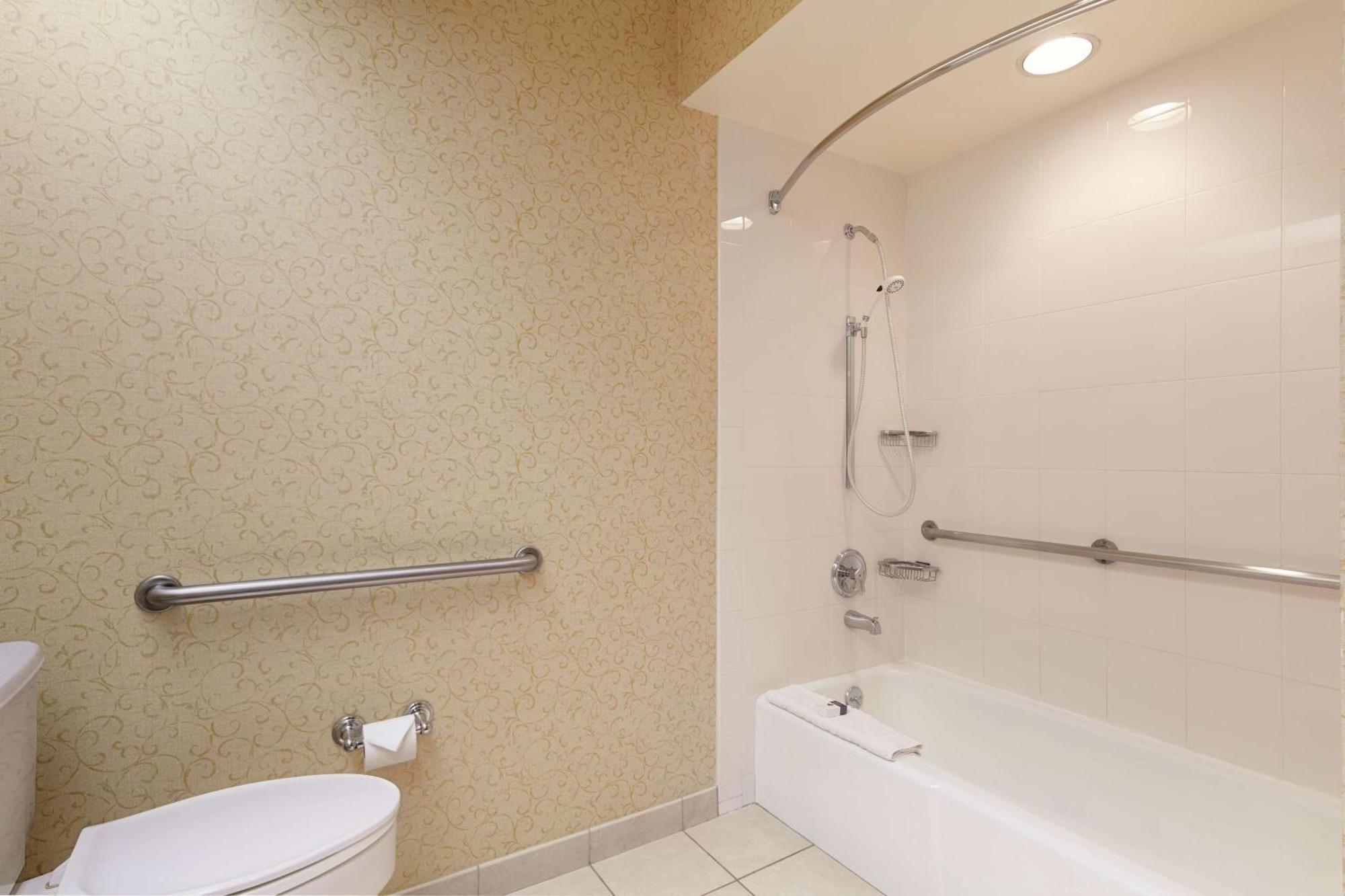 King Room Bath Tub Mobility Accessible,1557429742:JPEG