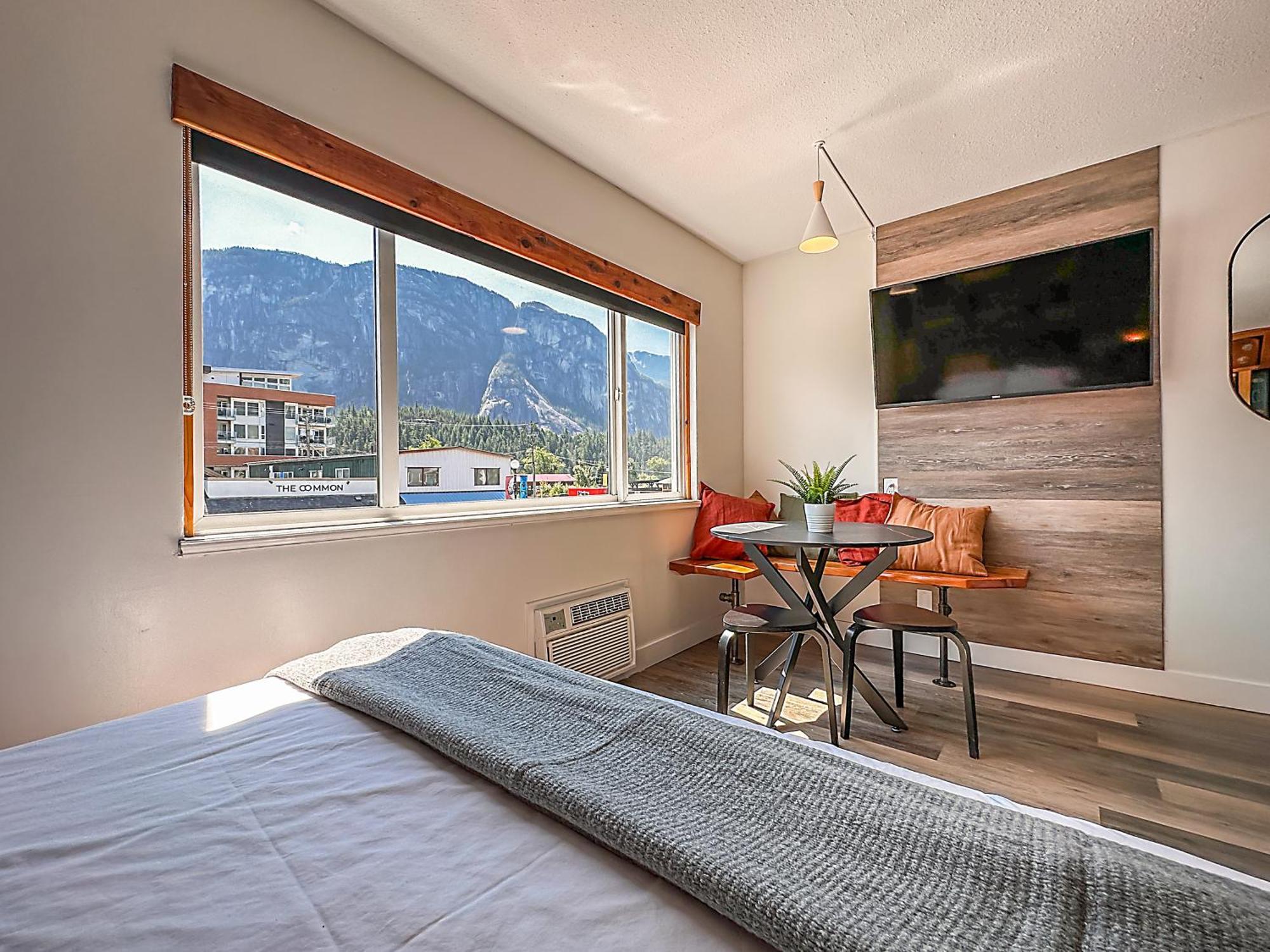 Designer Room Two Queen Beds Kitchenette Mountain View