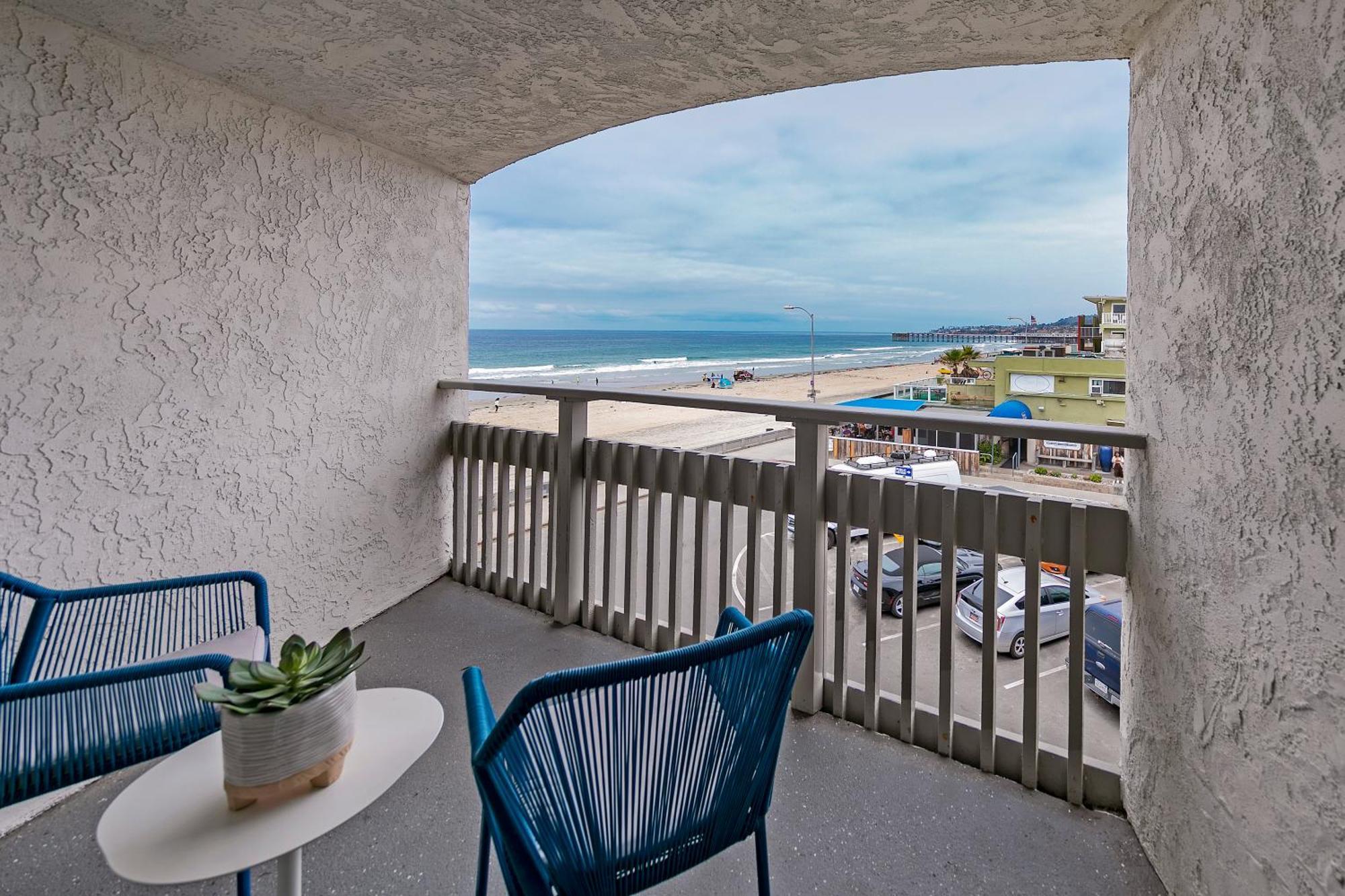 Partial Oceanview 1 King ADA Guestroom
