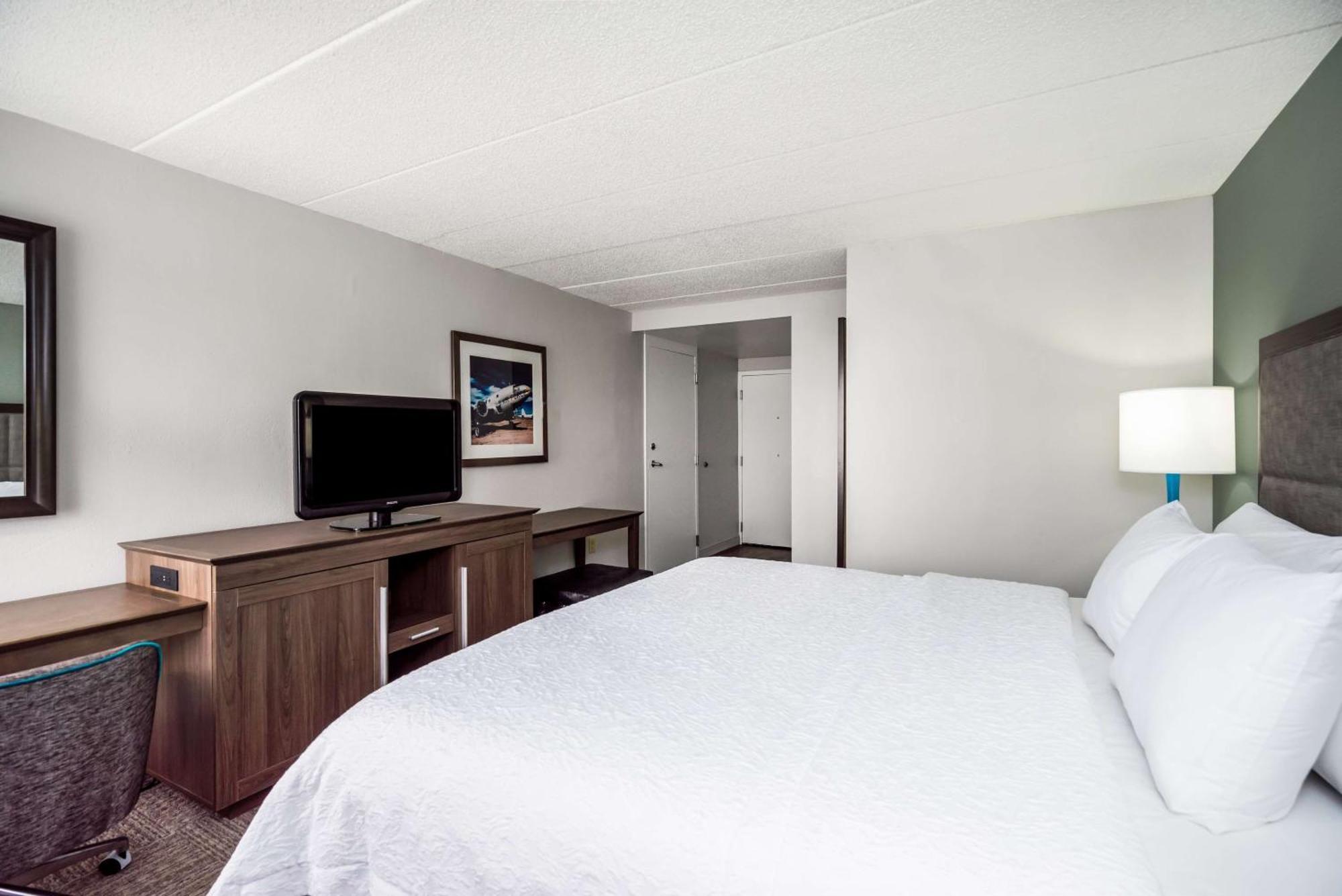 King Room with King Bed - Non-Smoking